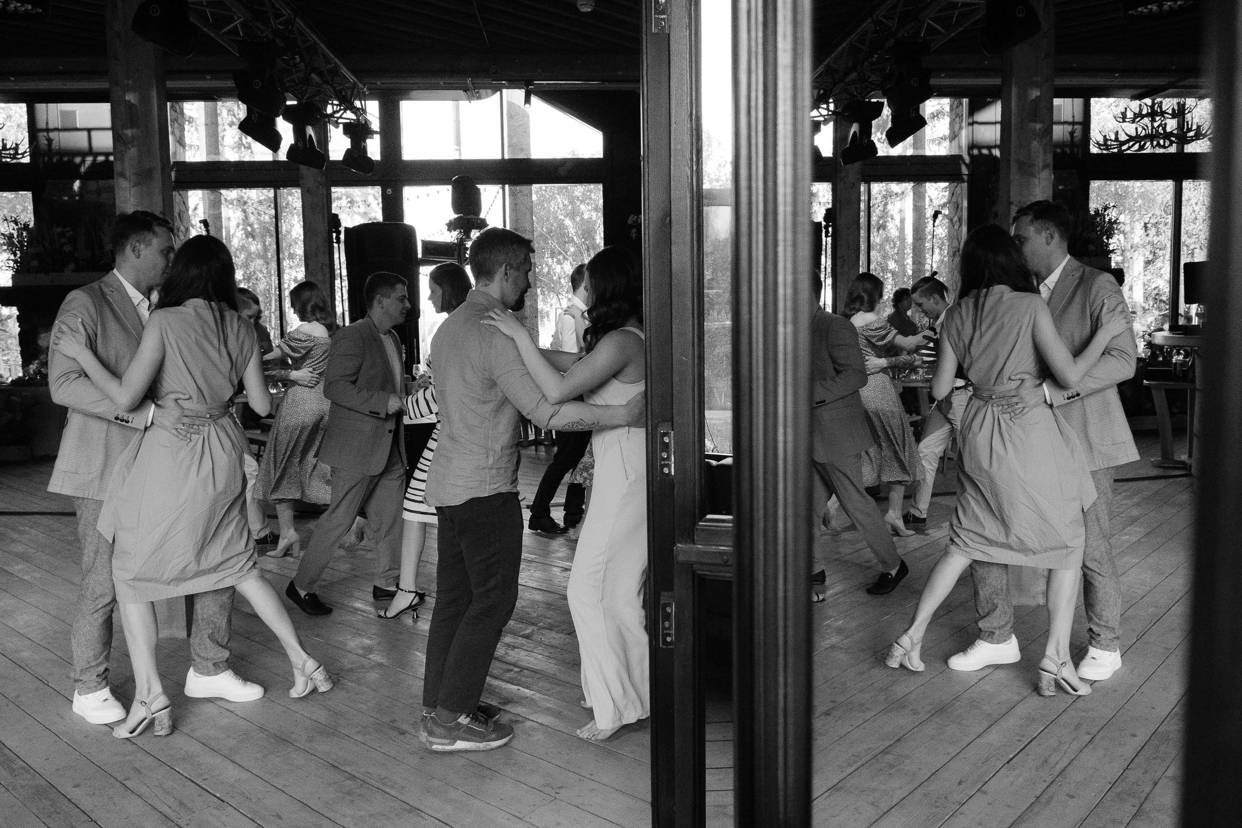 Свадебная съемка в лесном домике с видом на реку. Свадебный фотограф Элли Федосеева