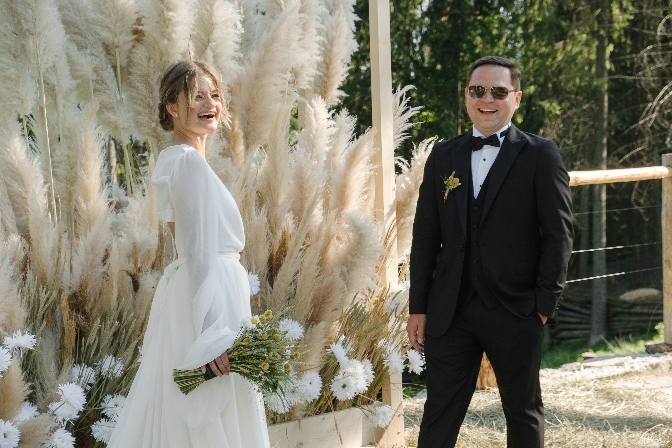 Свадебная съемка в лесном домике с видом на реку. Свадебный фотограф Элли Федосеева