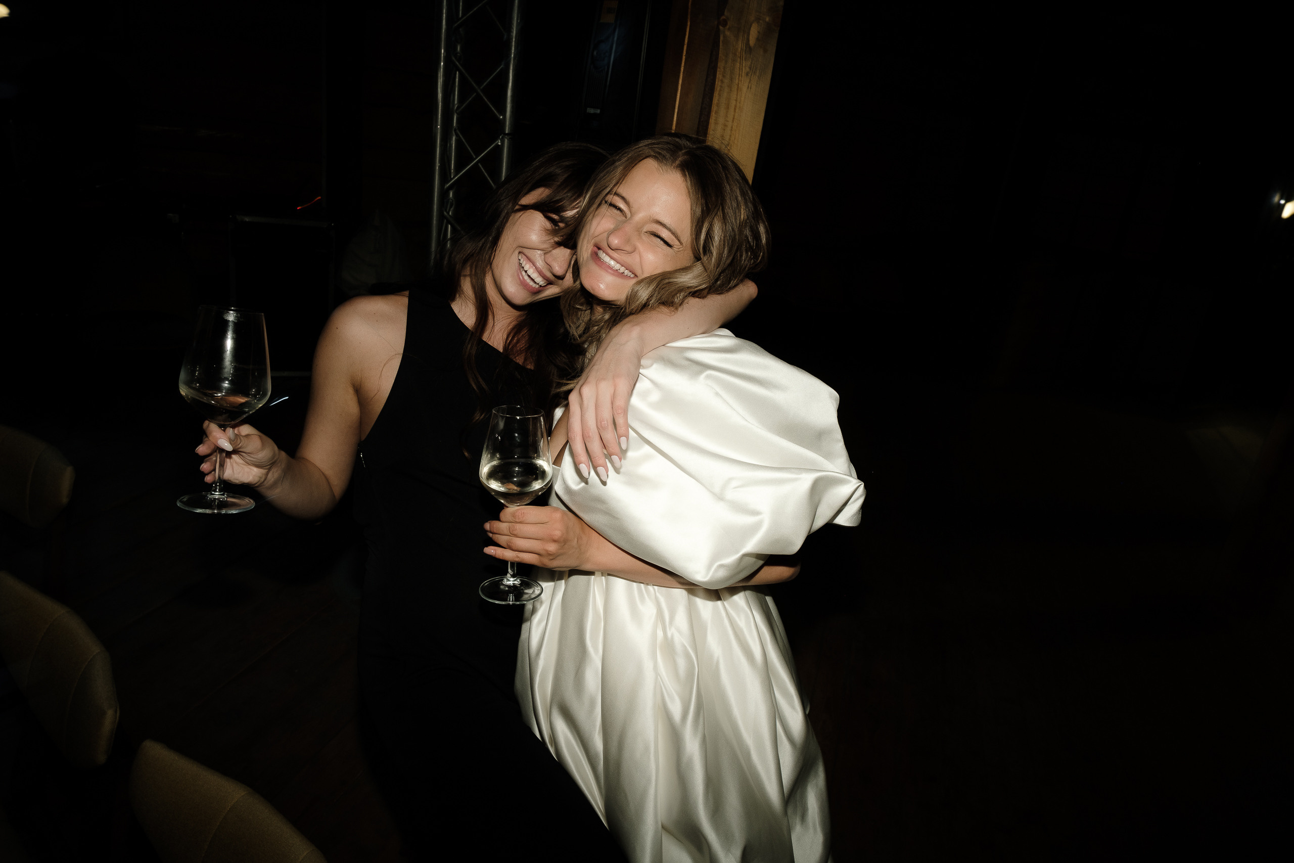 Свадебная съемка в лесном домике с видом на реку. Свадебный фотограф Элли Федосеева