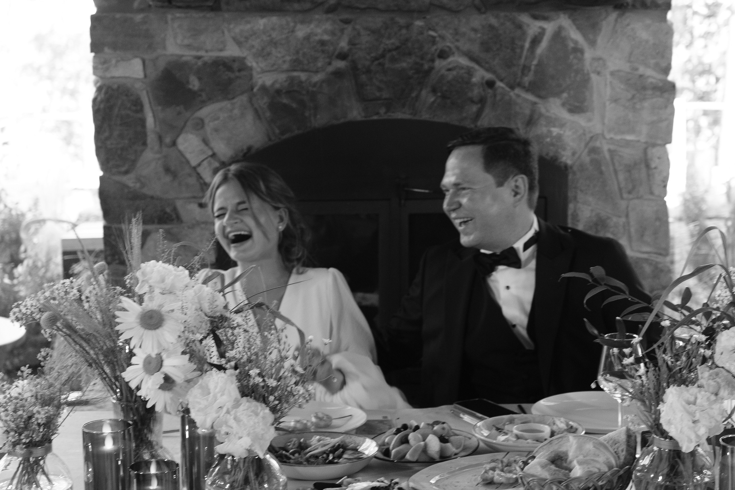 Свадебная съемка в лесном домике с видом на реку. Свадебный фотограф Элли Федосеева