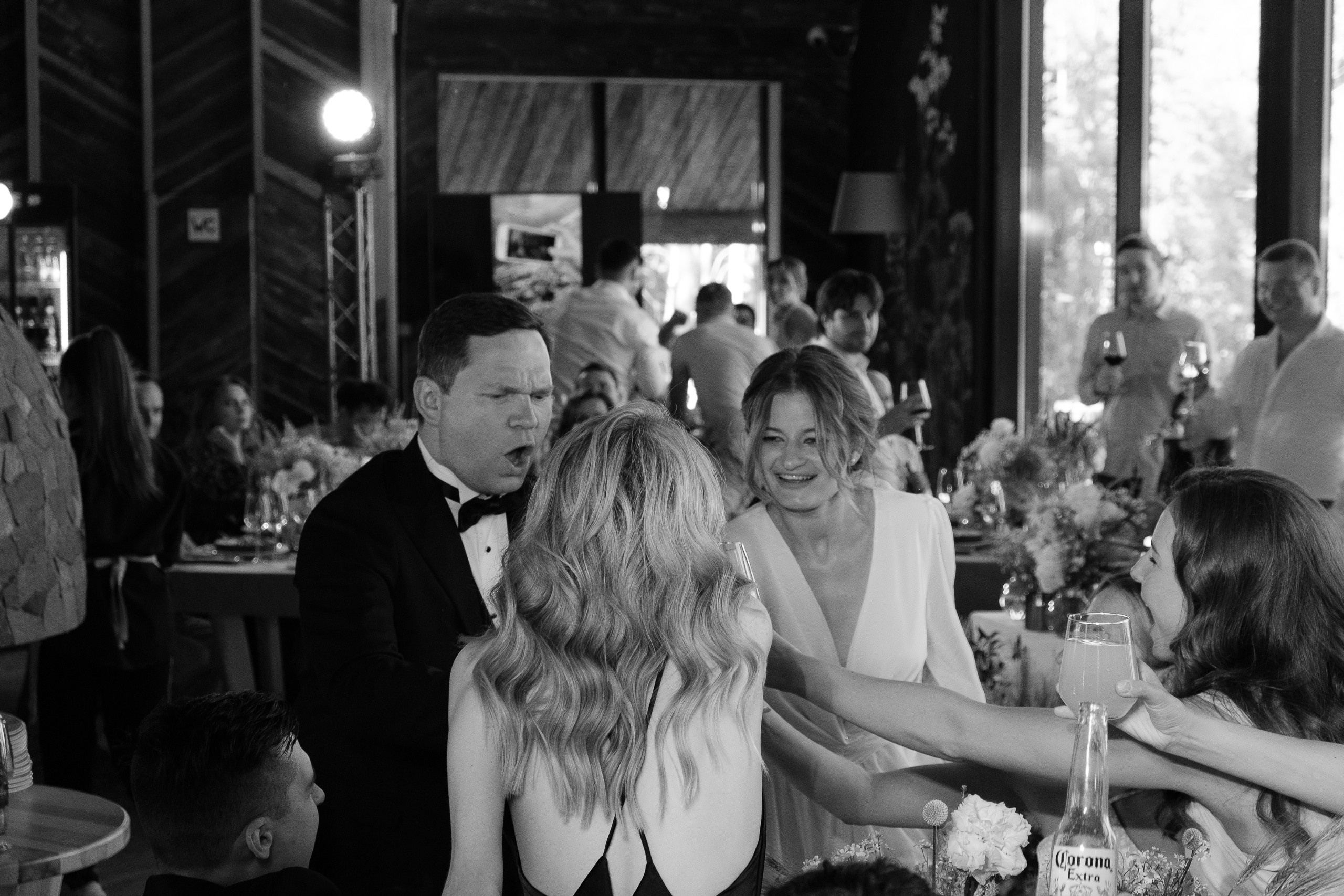 Свадебная съемка в лесном домике с видом на реку. Свадебный фотограф Элли Федосеева