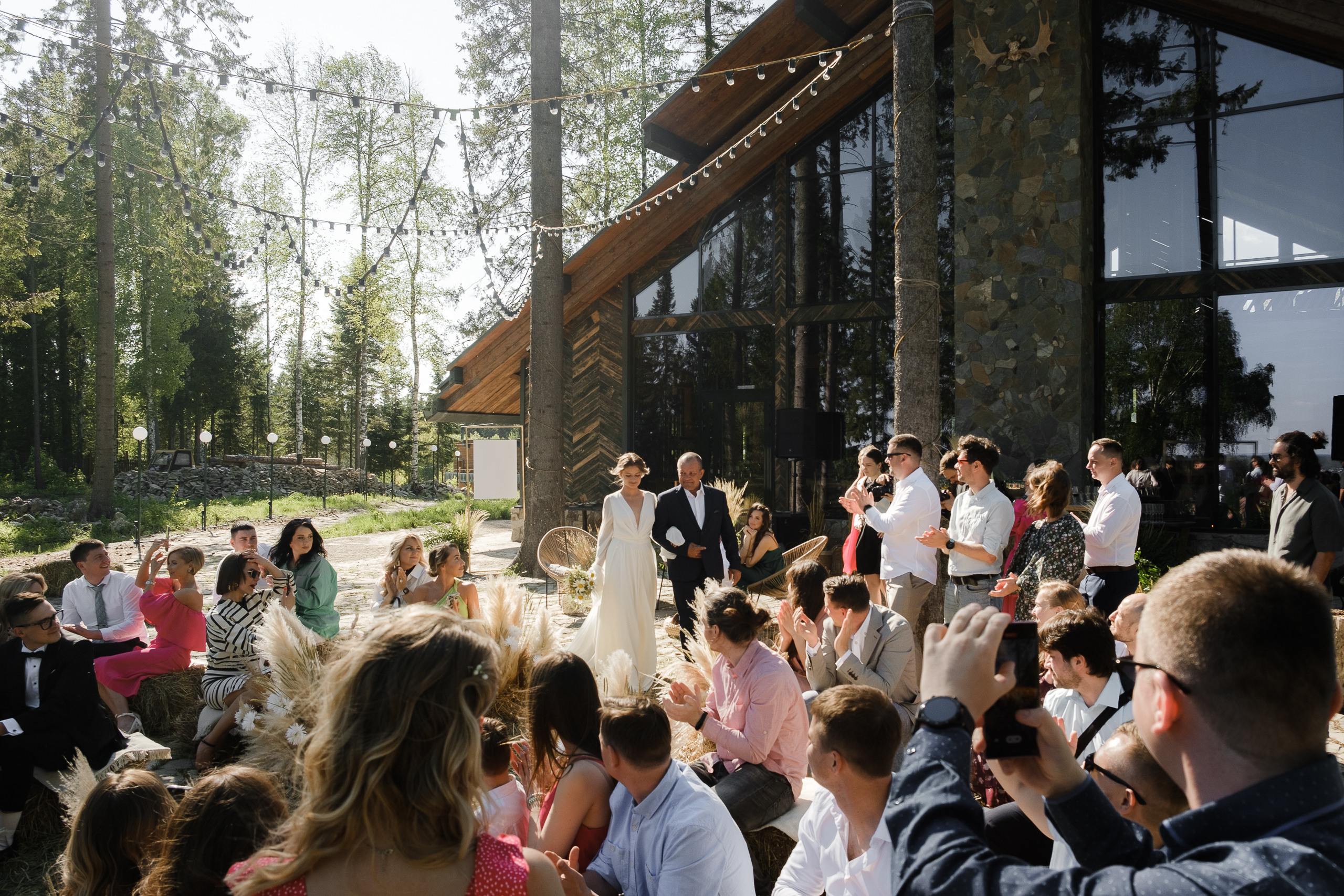 Свадебная съемка в лесном домике с видом на реку. Свадебный фотограф Элли Федосеева