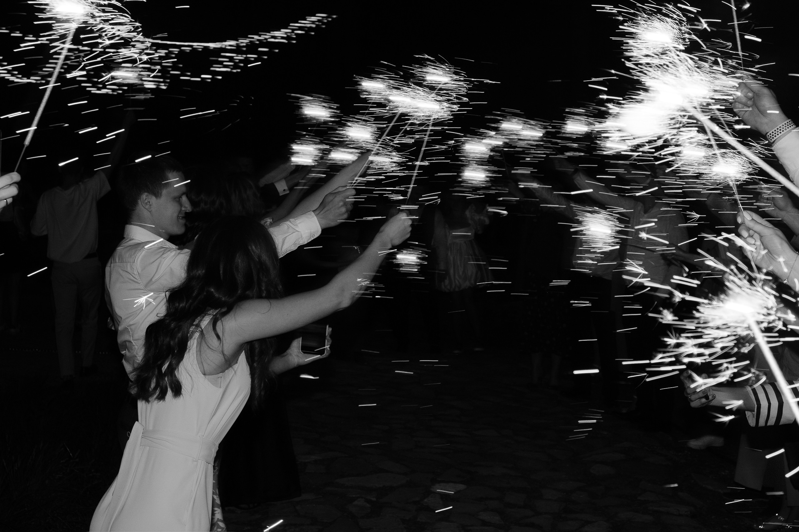 Свадебная съемка в лесном домике с видом на реку. Свадебный фотограф Элли Федосеева