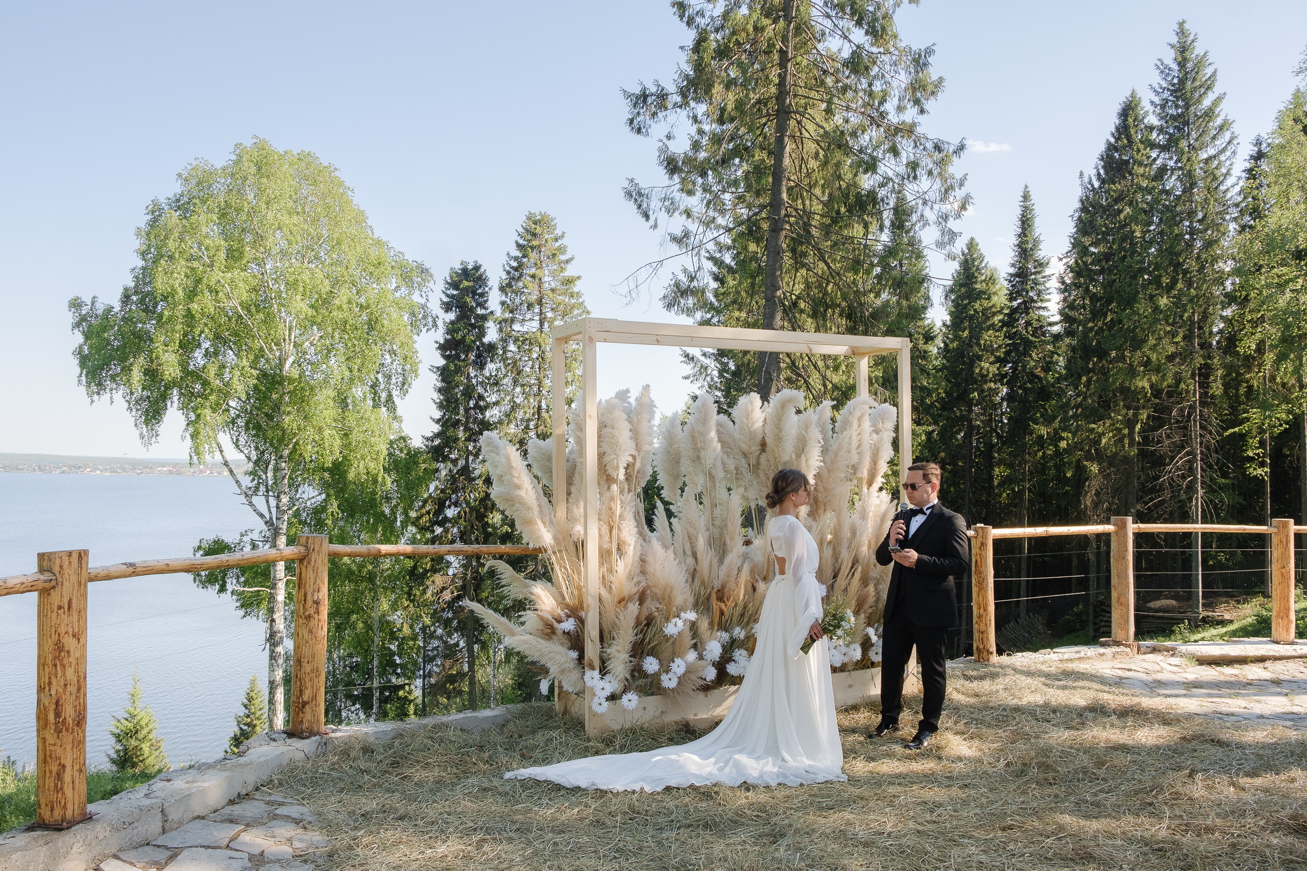 Свадебная съемка в лесном домике с видом на реку. Свадебный фотограф Элли Федосеева