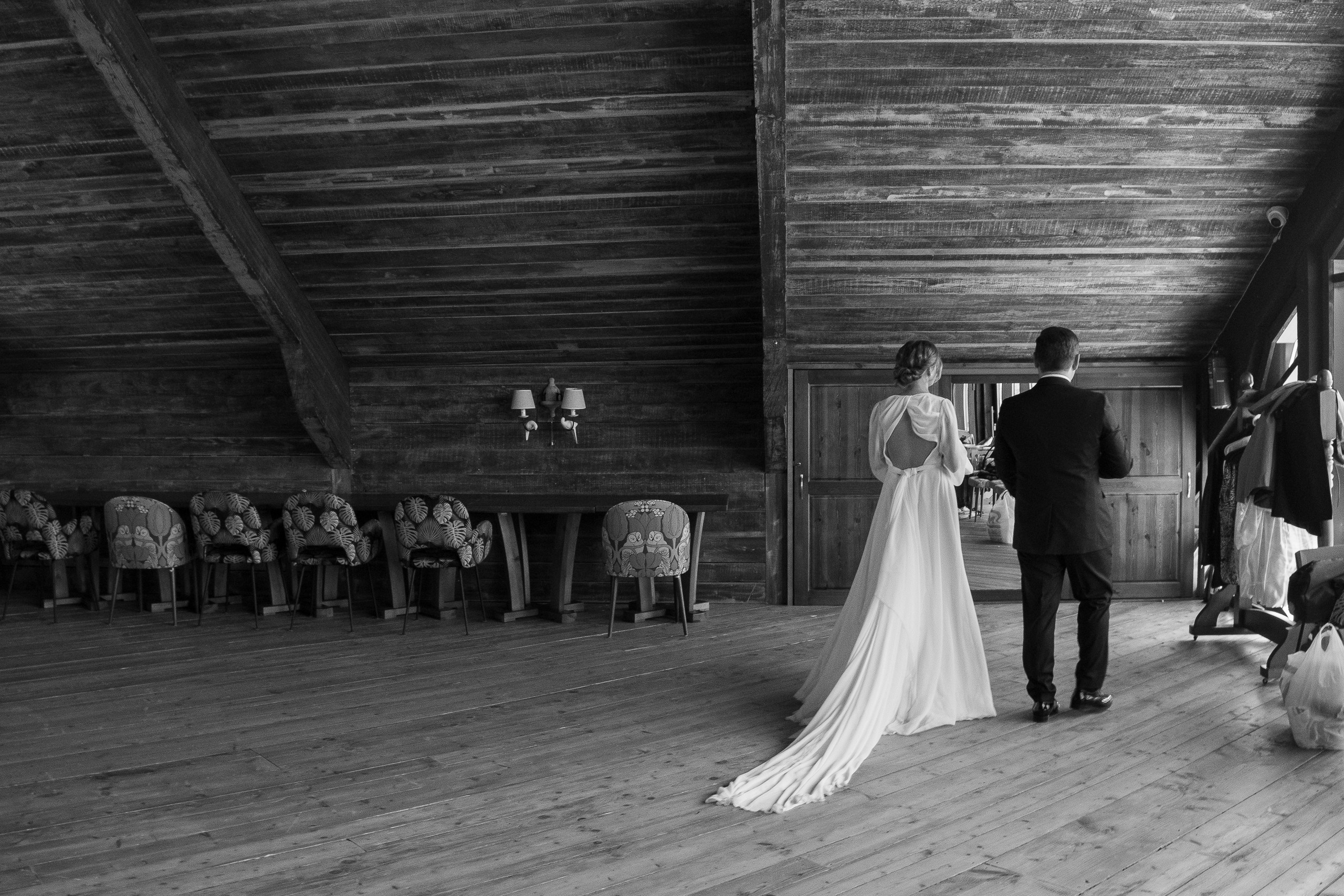 Свадебная съемка в лесном домике с видом на реку. Свадебный фотограф Элли Федосеева