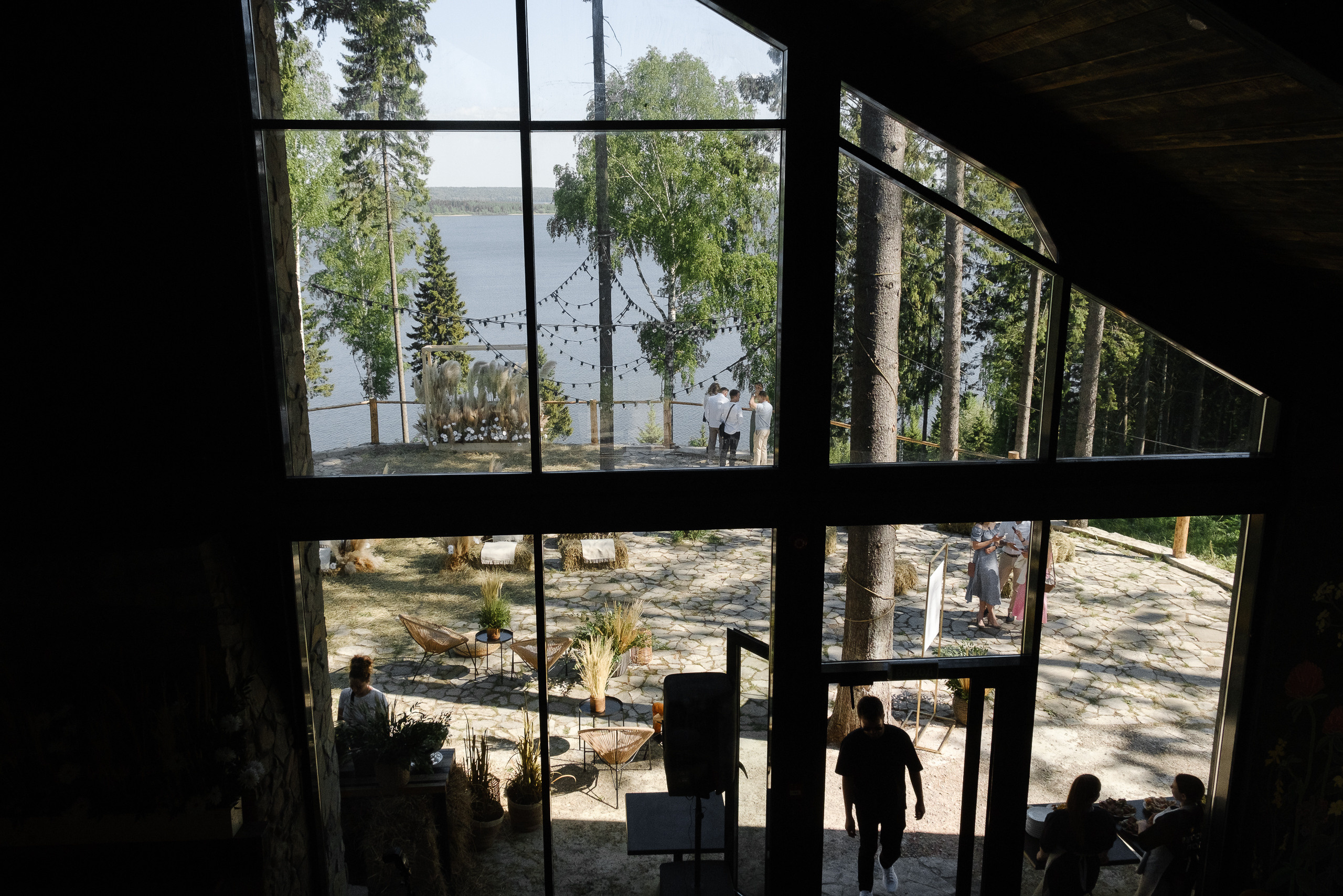 Свадебная съемка в лесном домике с видом на реку. Свадебный фотограф Элли Федосеева