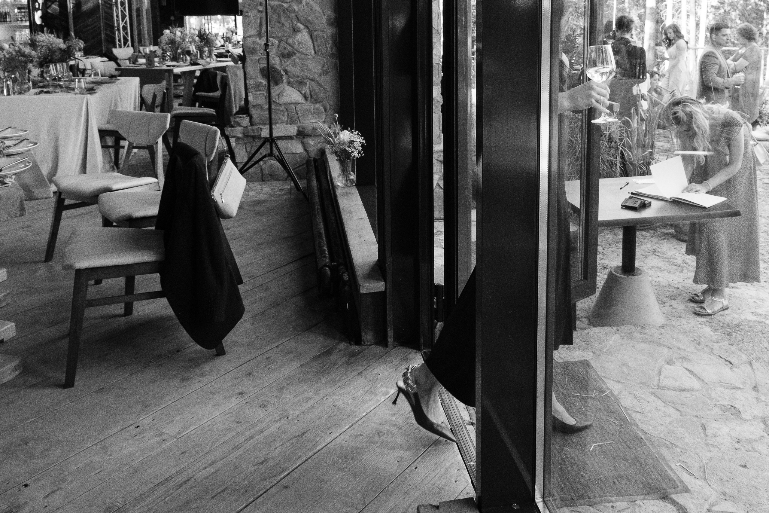 Свадебная съемка в лесном домике с видом на реку. Свадебный фотограф Элли Федосеева