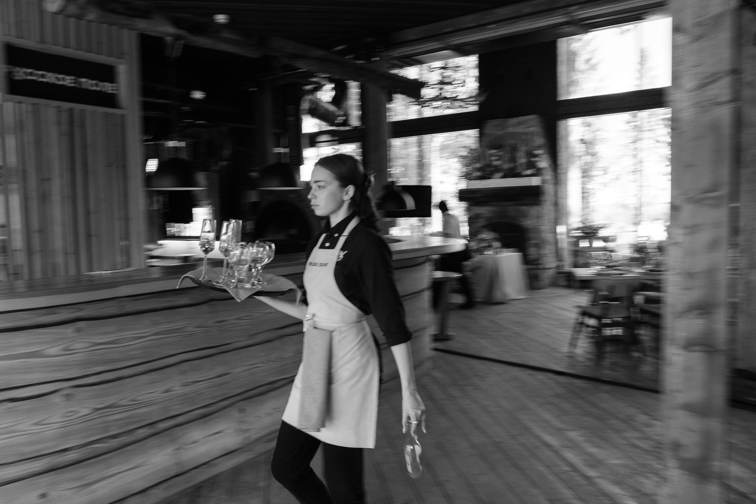 Свадебная съемка в лесном домике с видом на реку. Свадебный фотограф Элли Федосеева