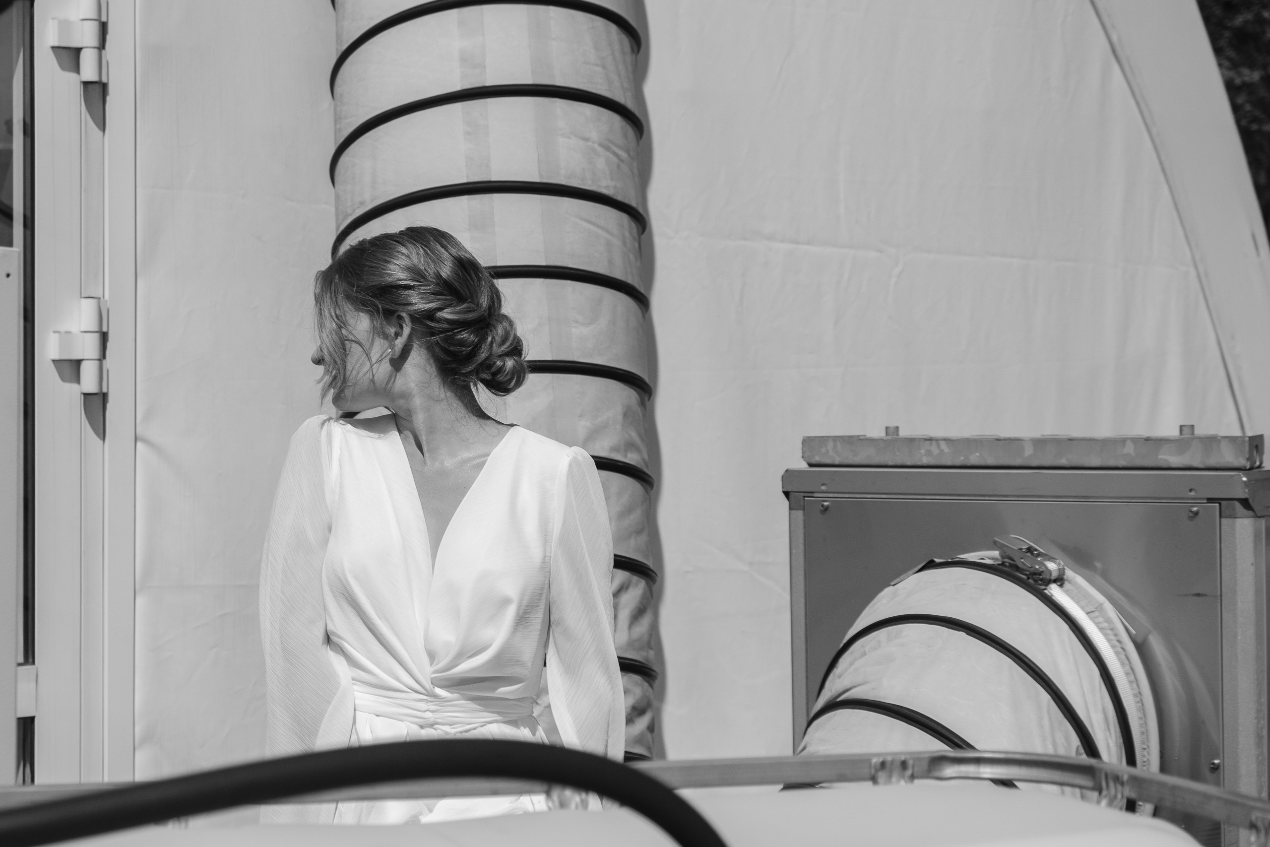 Свадебная съемка в лесном домике с видом на реку. Свадебный фотограф Элли Федосеева