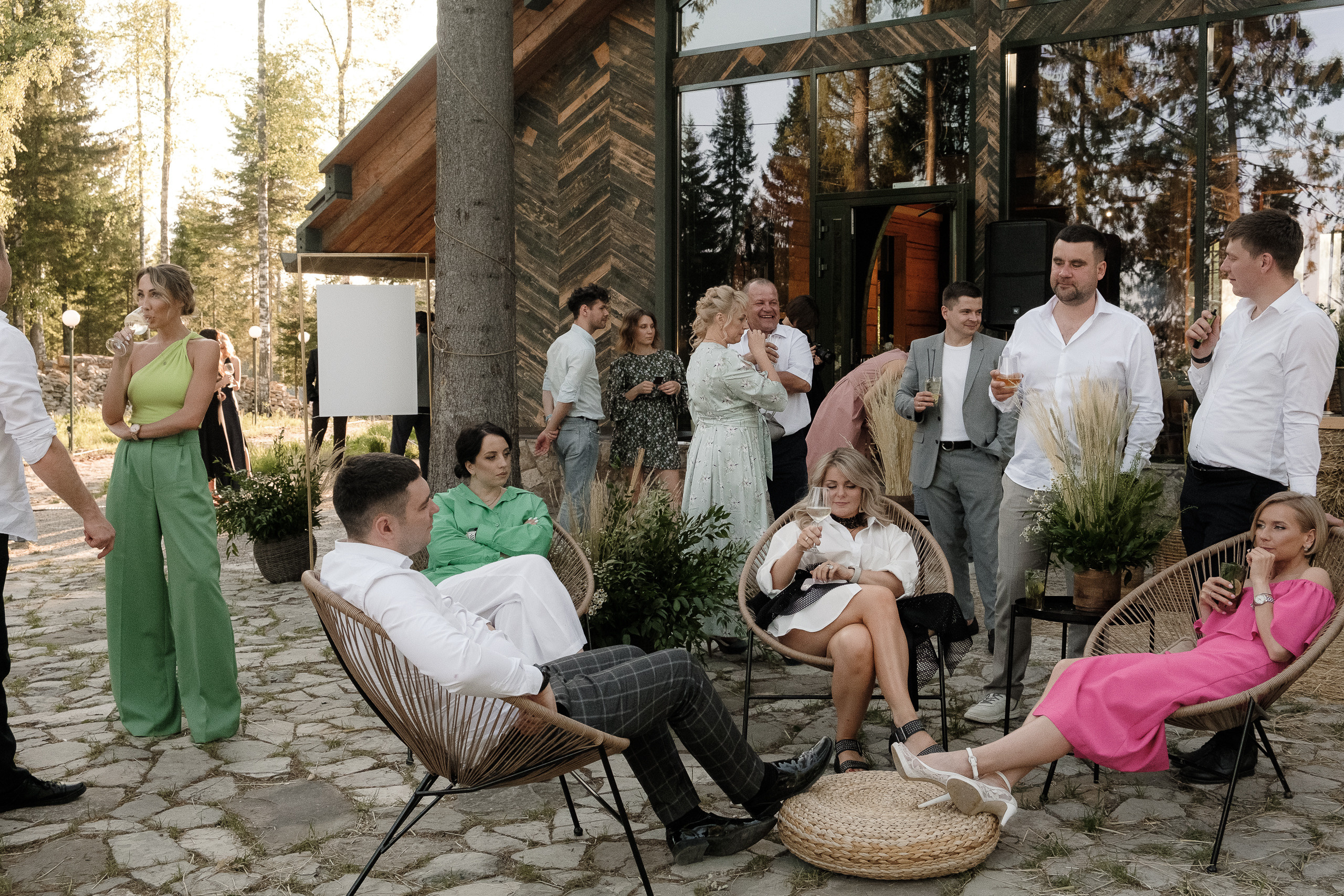 Свадебная съемка в лесном домике с видом на реку. Свадебный фотограф Элли Федосеева