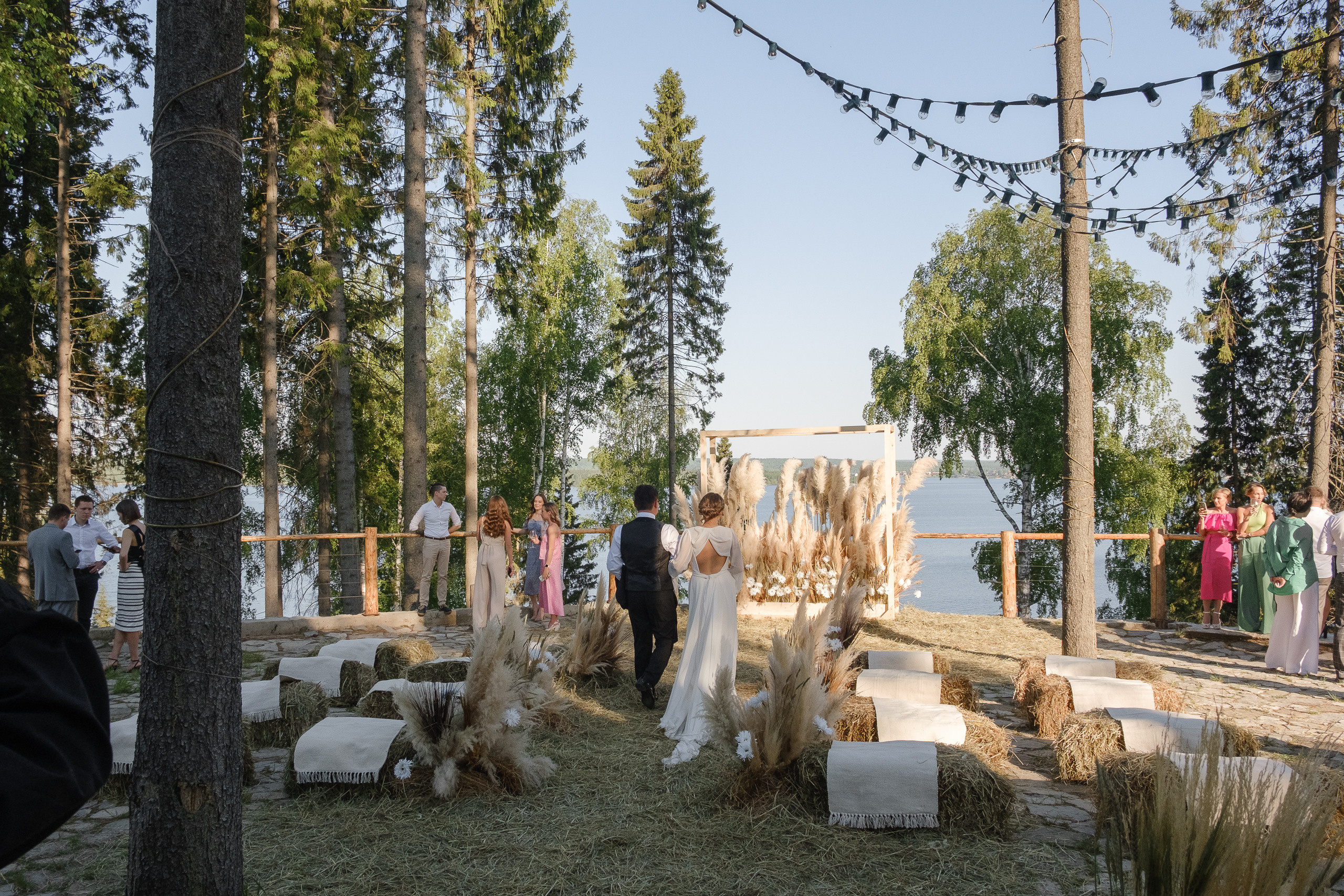 Свадебная съемка в лесном домике с видом на реку. Свадебный фотограф Элли Федосеева