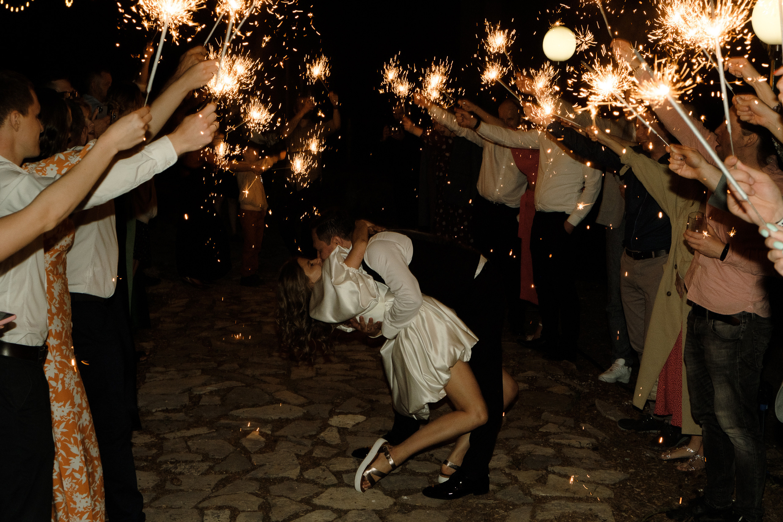 Свадебная съемка в лесном домике с видом на реку. Свадебный фотограф Элли Федосеева