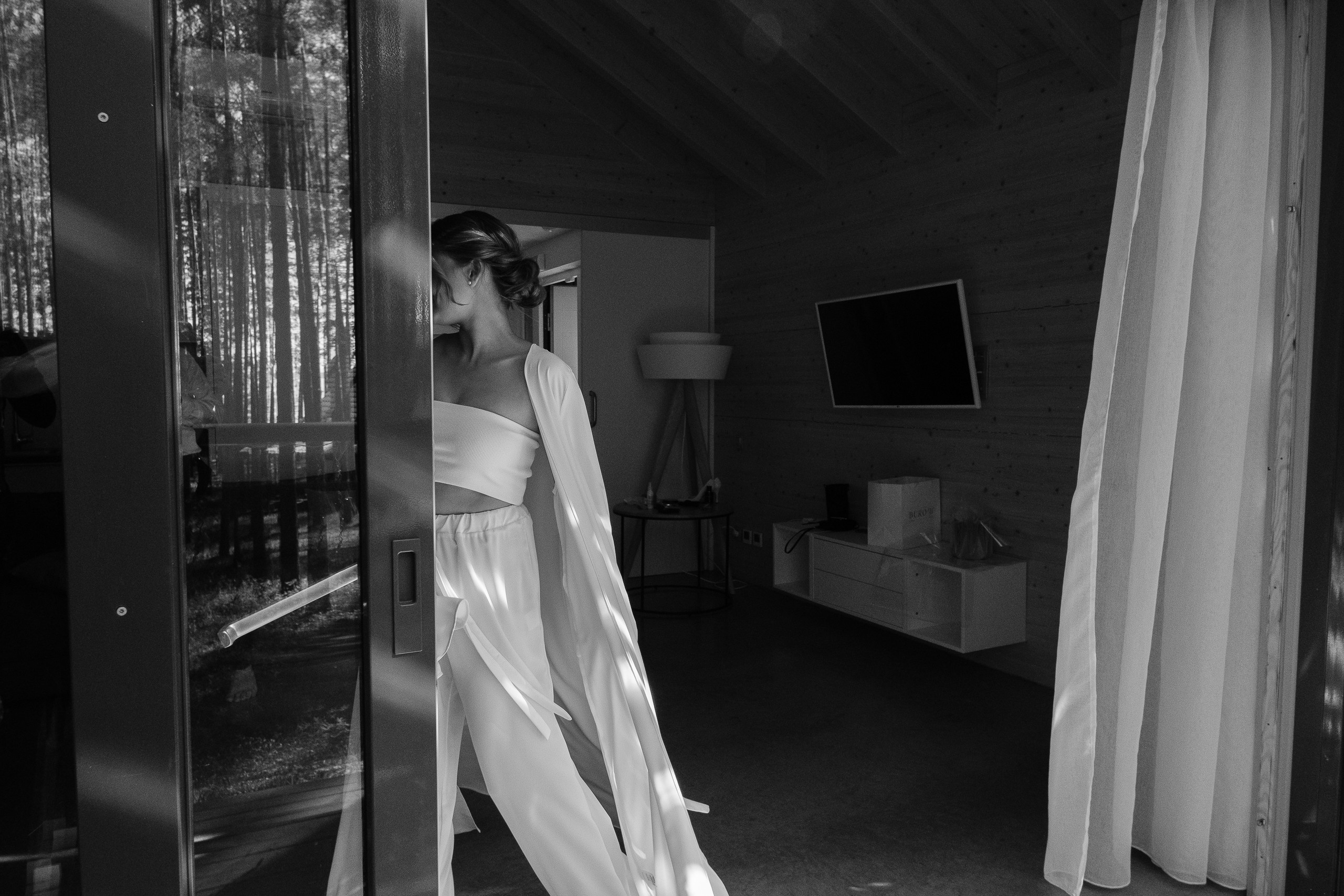 Свадебная съемка в лесном домике с видом на реку. Свадебный фотограф Элли Федосеева