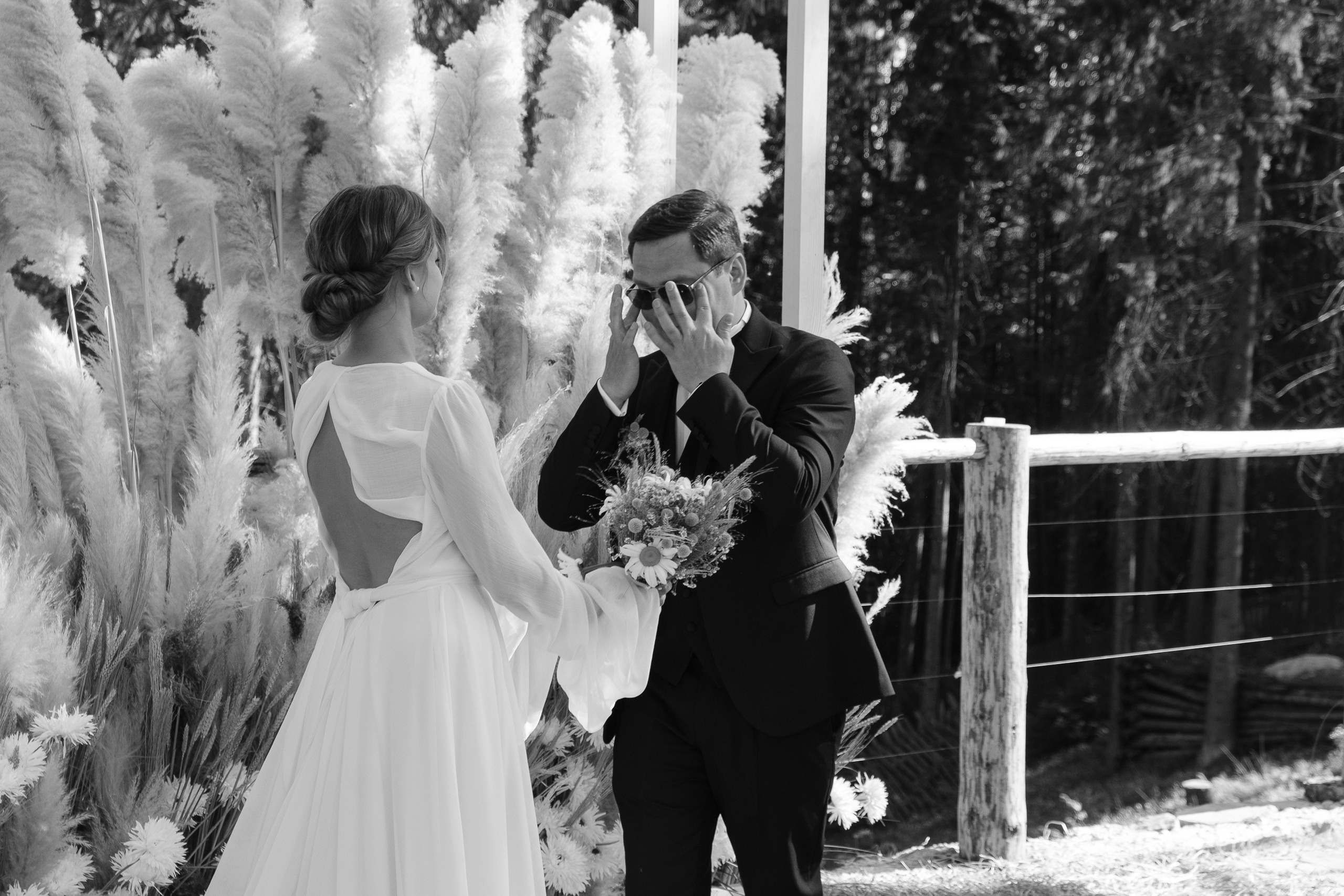 Свадебная съемка в лесном домике с видом на реку. Свадебный фотограф Элли Федосеева