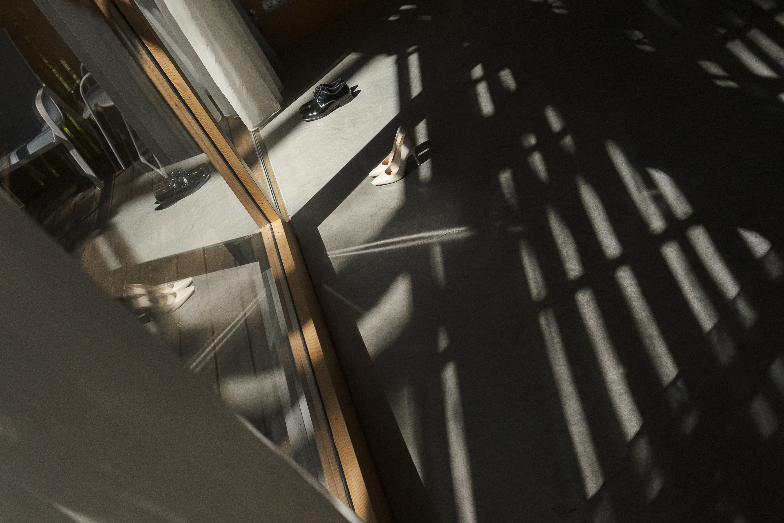 Свадебная съемка в лесном домике с видом на реку. Свадебный фотограф Элли Федосеева