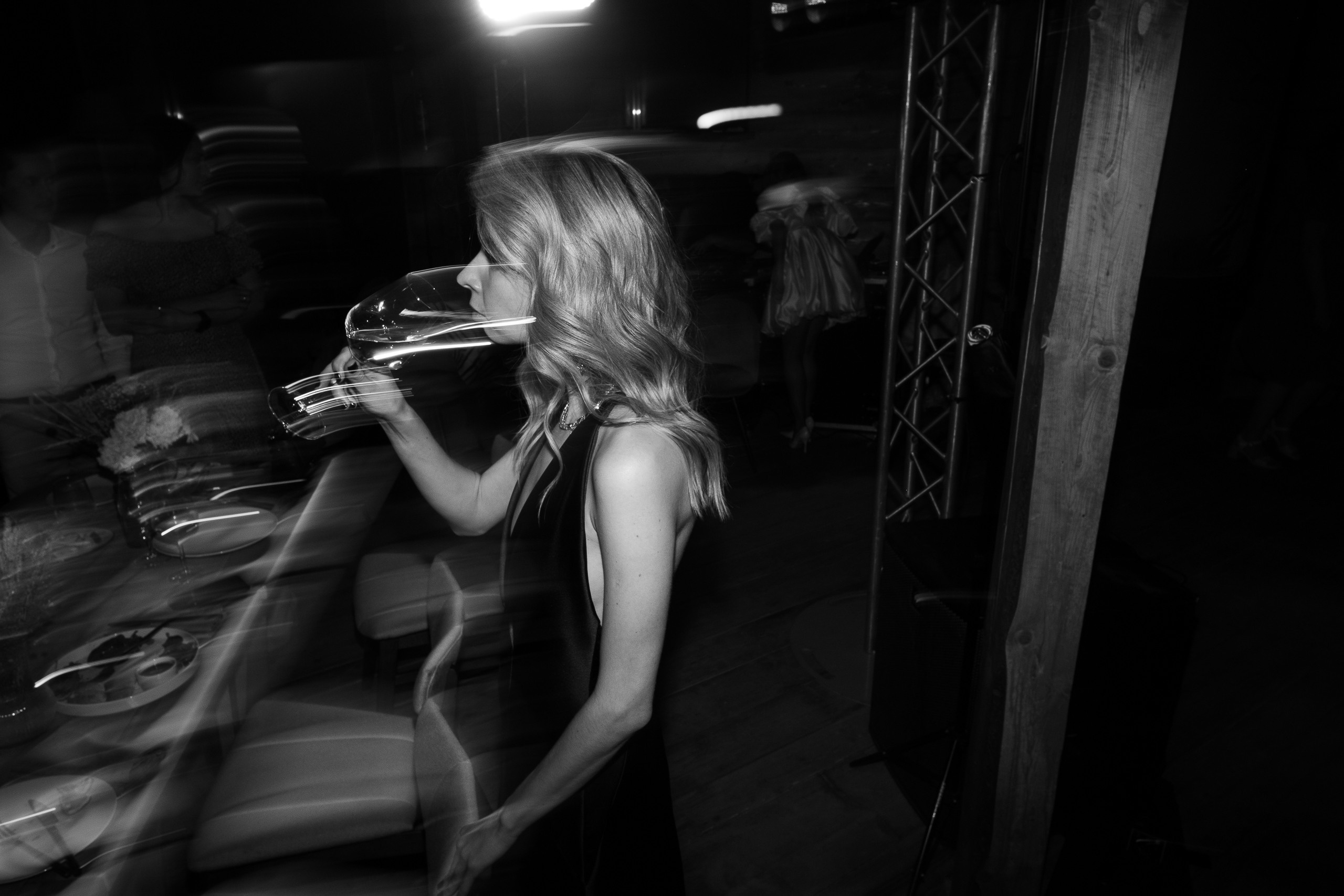 Свадебная съемка в лесном домике с видом на реку. Свадебный фотограф Элли Федосеева