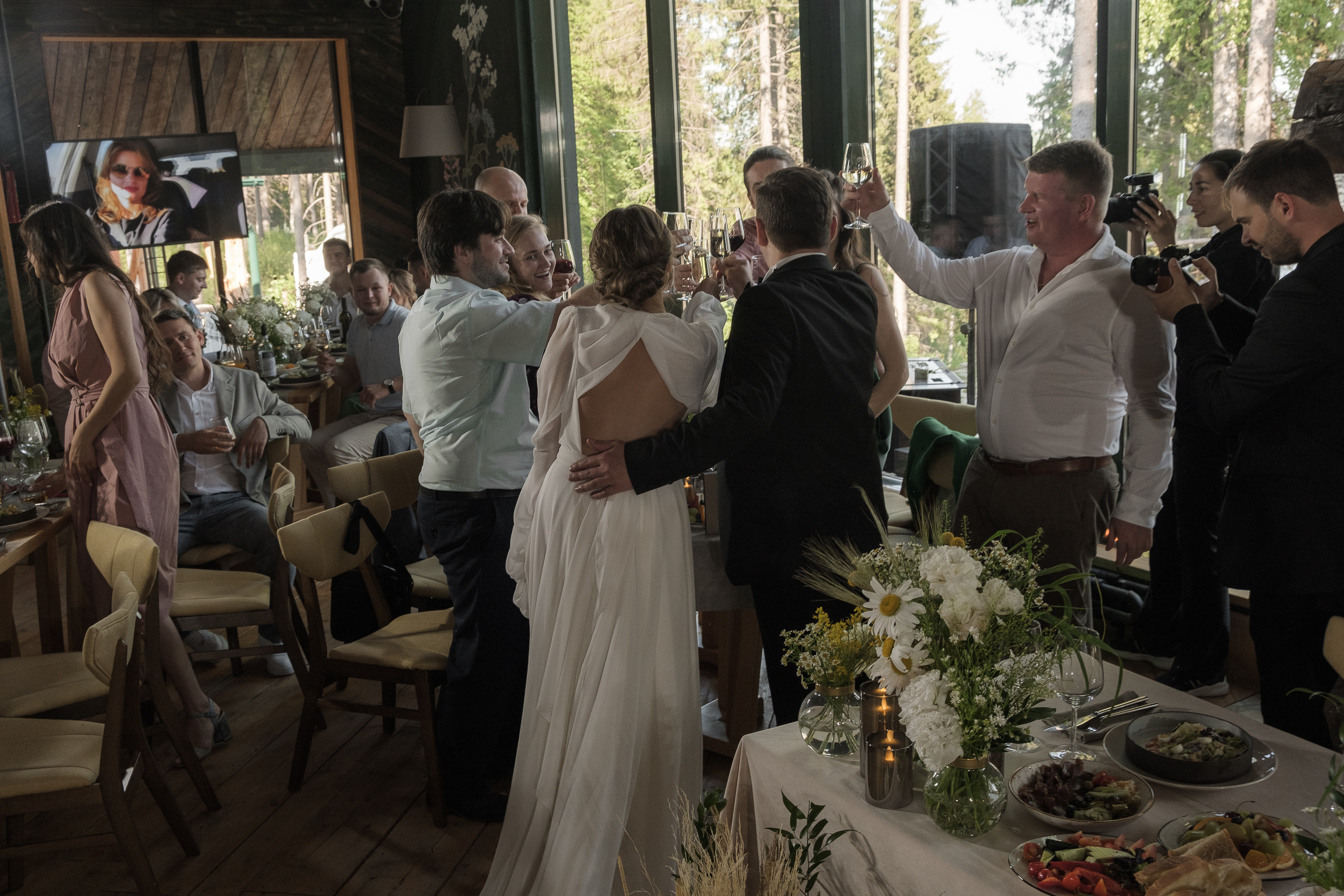 Свадебная съемка в лесном домике с видом на реку. Свадебный фотограф Элли Федосеева