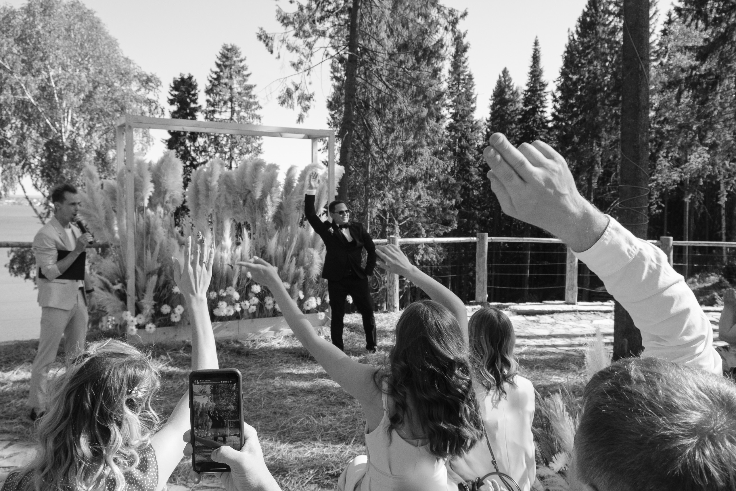 Свадебная съемка в лесном домике с видом на реку. Свадебный фотограф Элли Федосеева