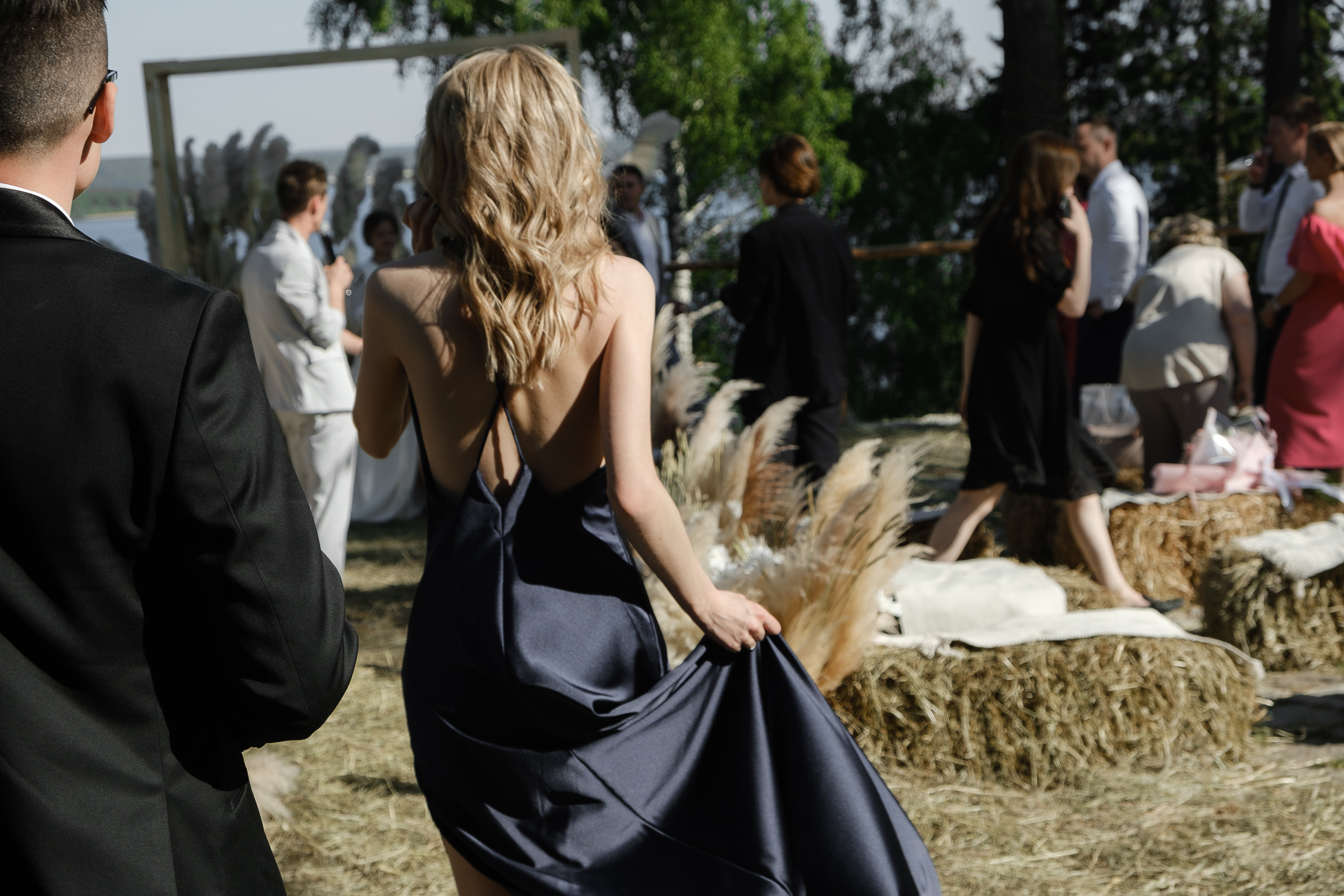 Свадебная съемка в лесном домике с видом на реку. Свадебный фотограф Элли Федосеева