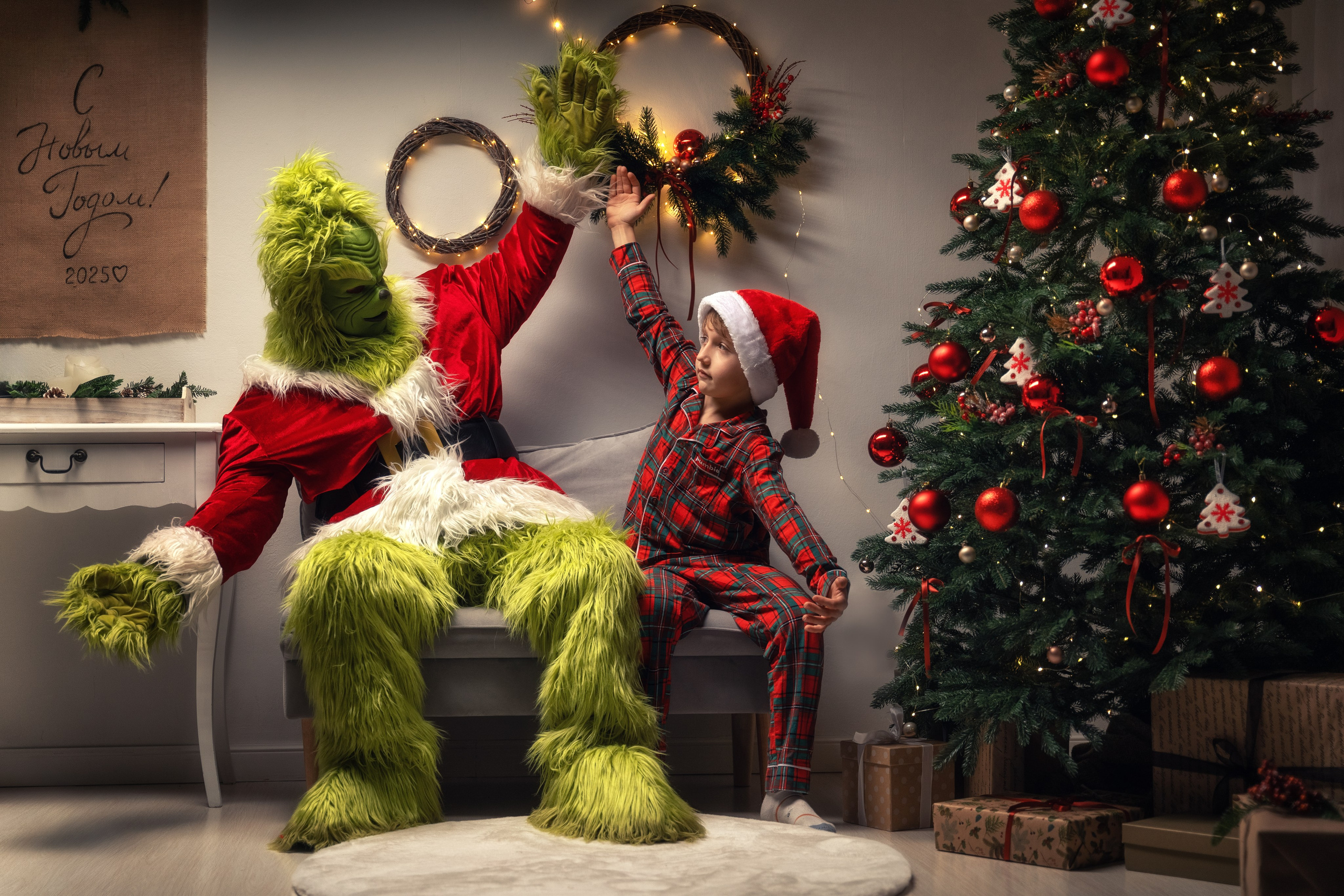 Студийная фотосессия, детский портрет ,новый год ,елка ,шарики ,подарки ,платье , фотограф большой камень , фотограф владивосток