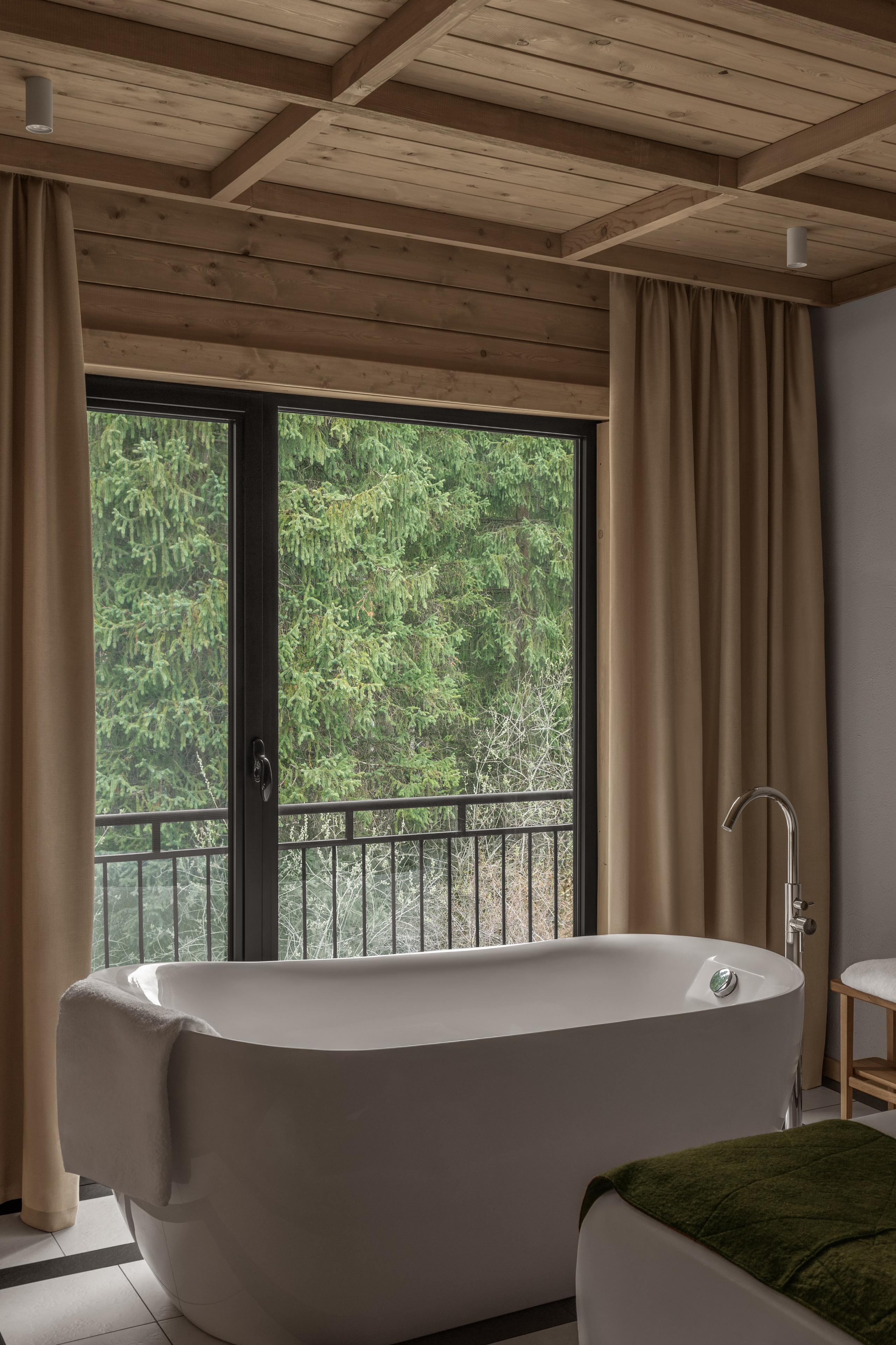 Отель в горах Казахстана, проф фото деревянных домиков в горах с дизайнерским ремонтом.