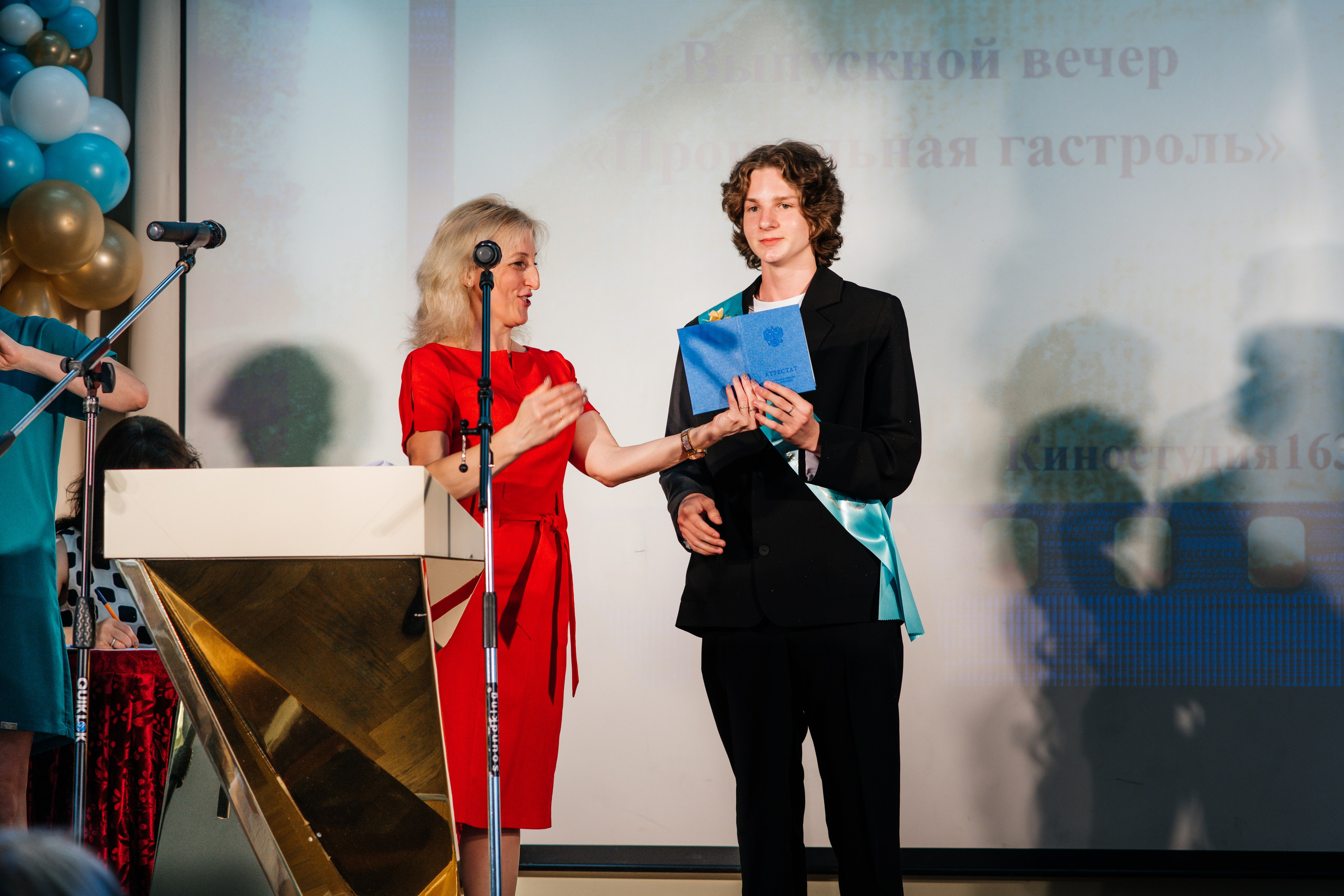 Вручение аттестатов. Выпускные альбомы в Подольске Москве и МО