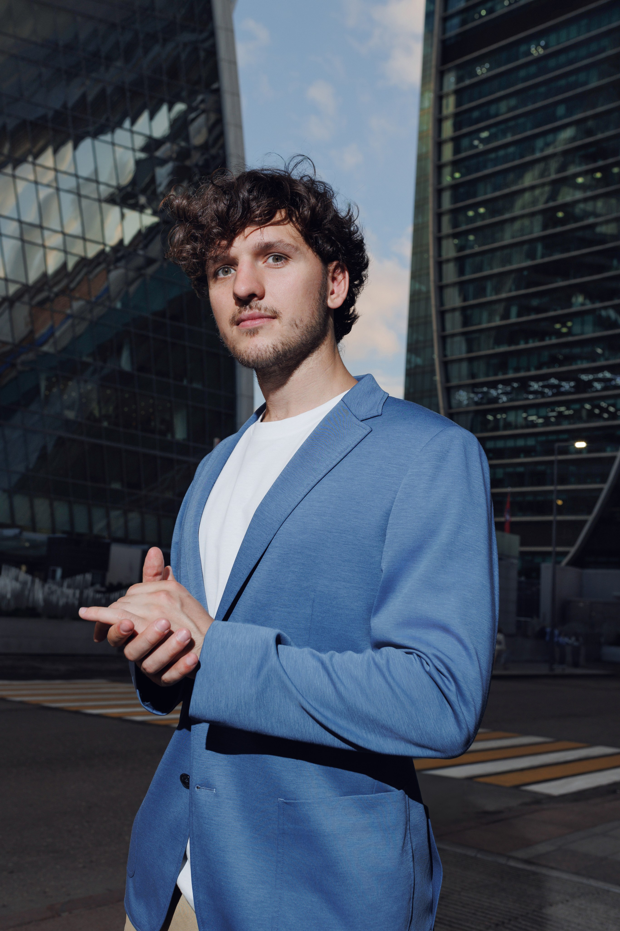 Крупный портрет мужчины на фоне башен Москва-Сити. Профессиональная портретная фотосессия на закате.