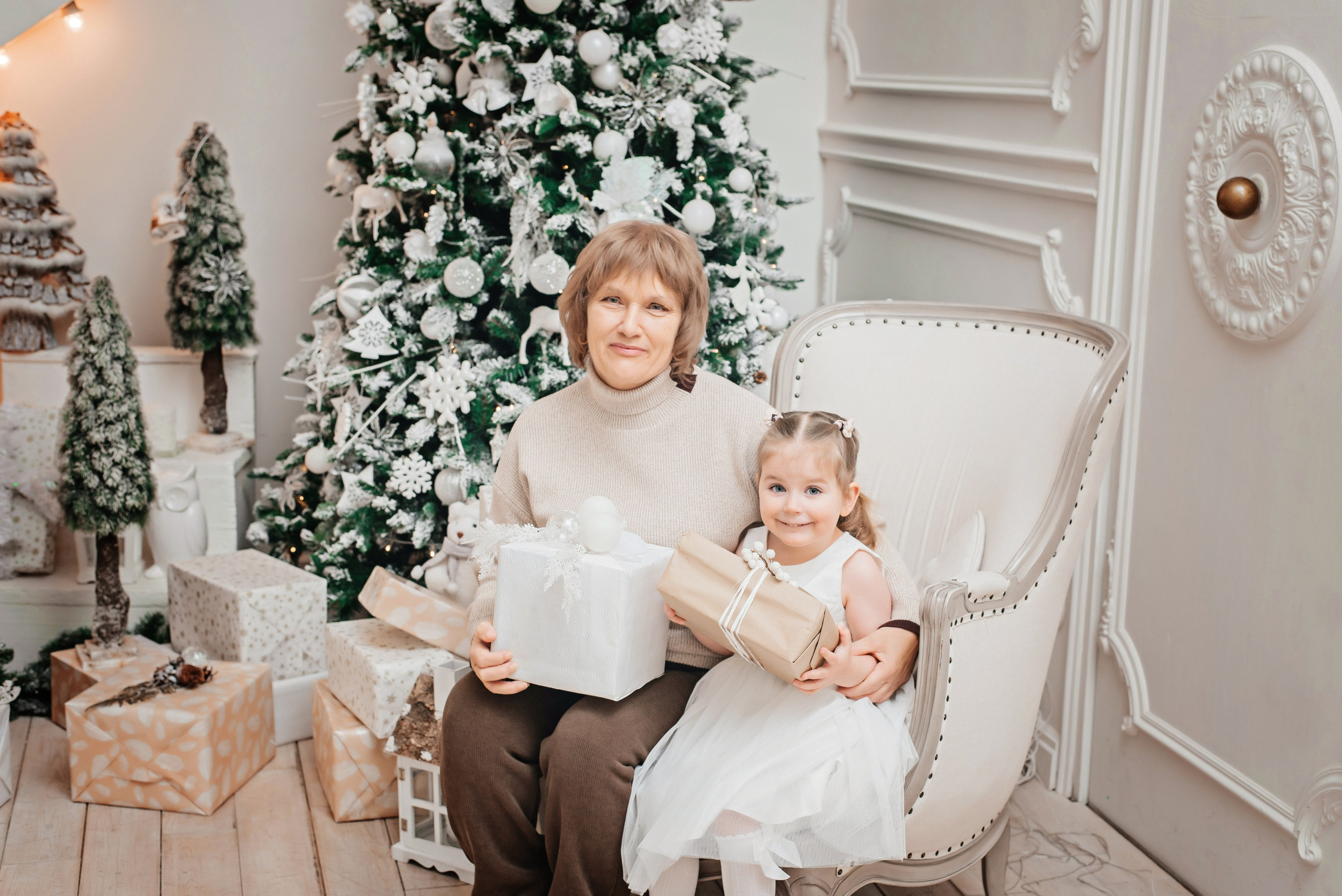 Катюша с семьей в студии. Детский и семейный фотограф выпускной альбом Приморско-Ахтарск