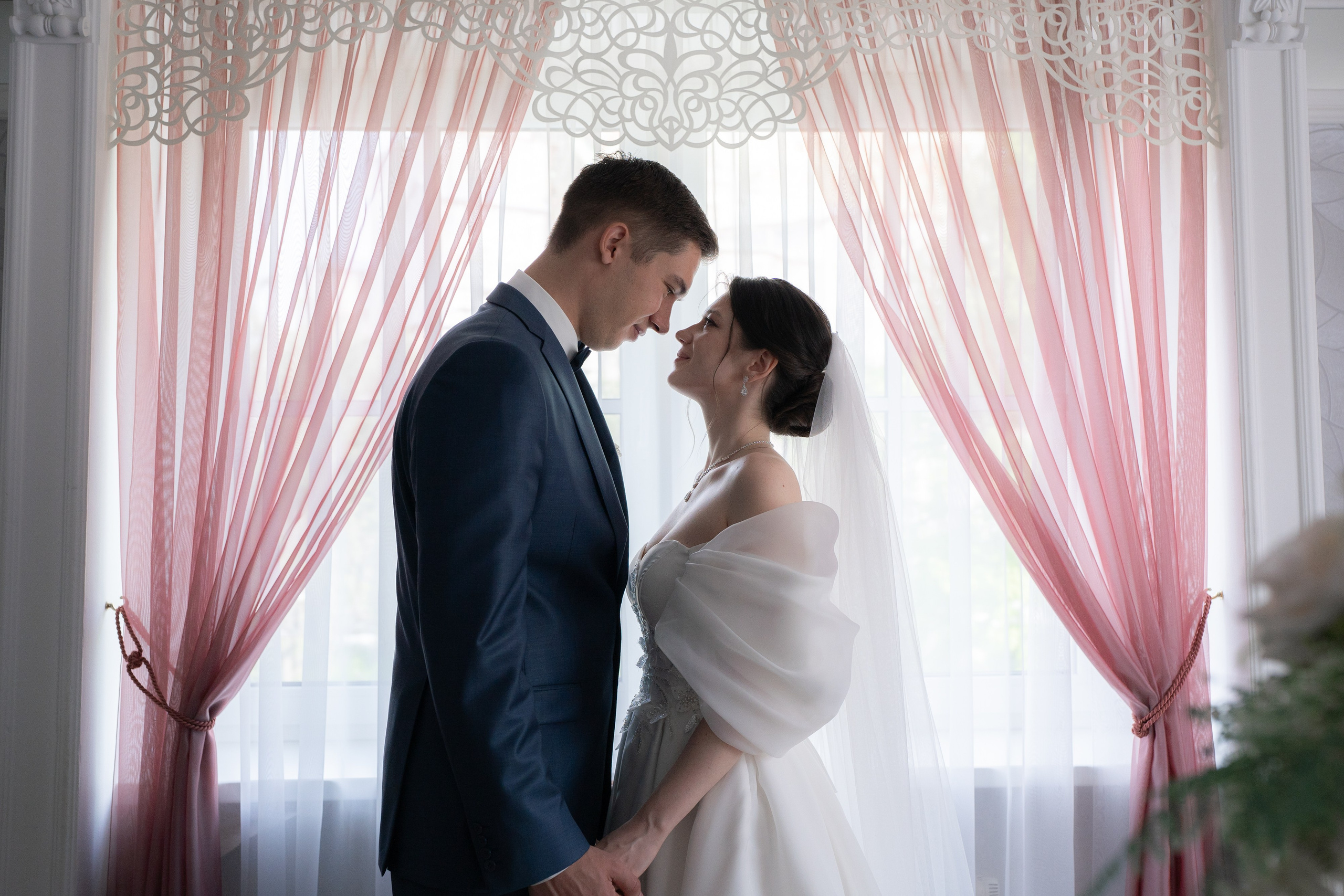 Свадебная фотосессия в ЗАГСе Петергофа. Свадебный фотограф Александр Невский в Санкт-Петербурге