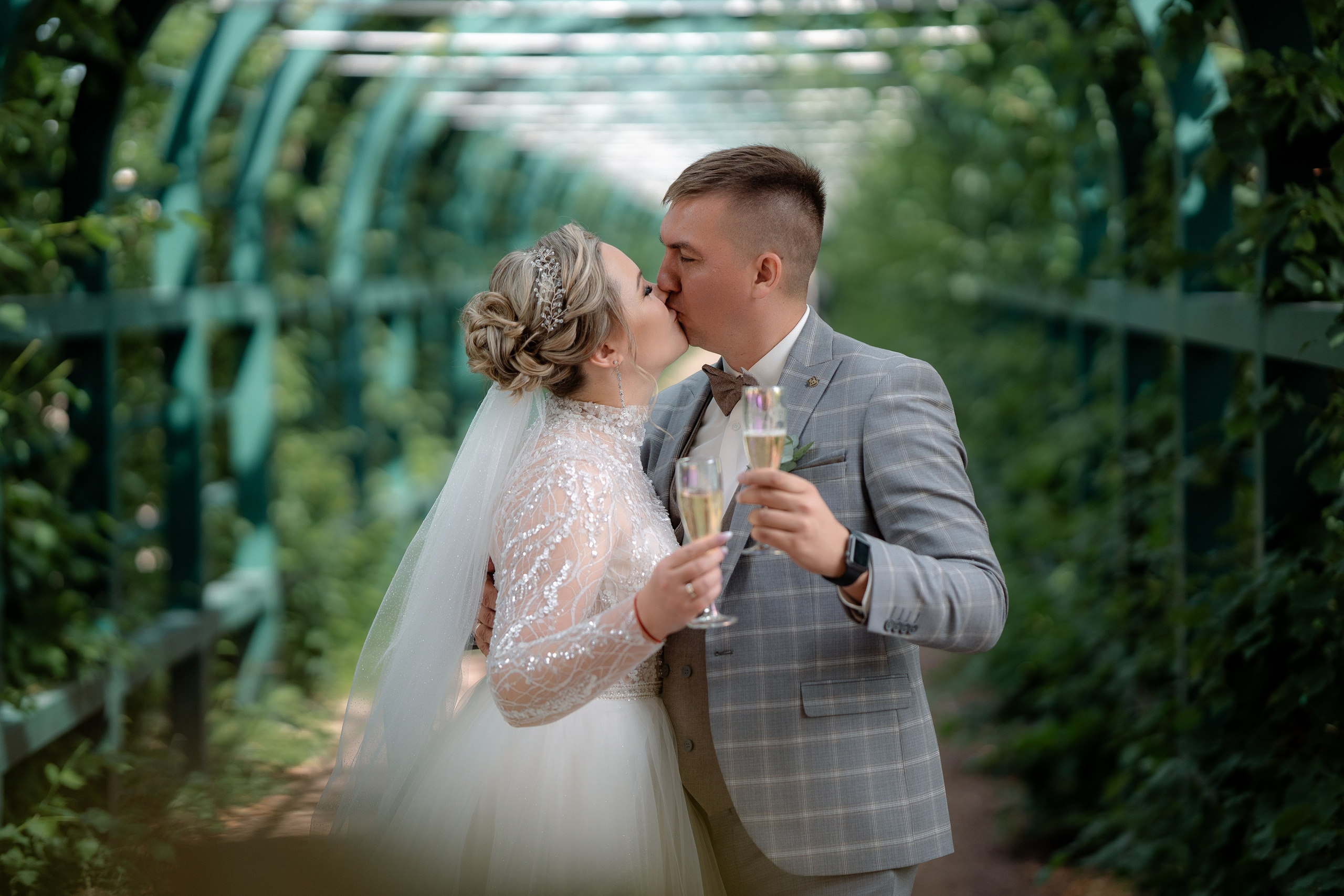 Красивые места для свадебной фотосессии летом в Санкт-Петербурге. Свадебный фотограф Александр Невский в Санкт-Петербурге