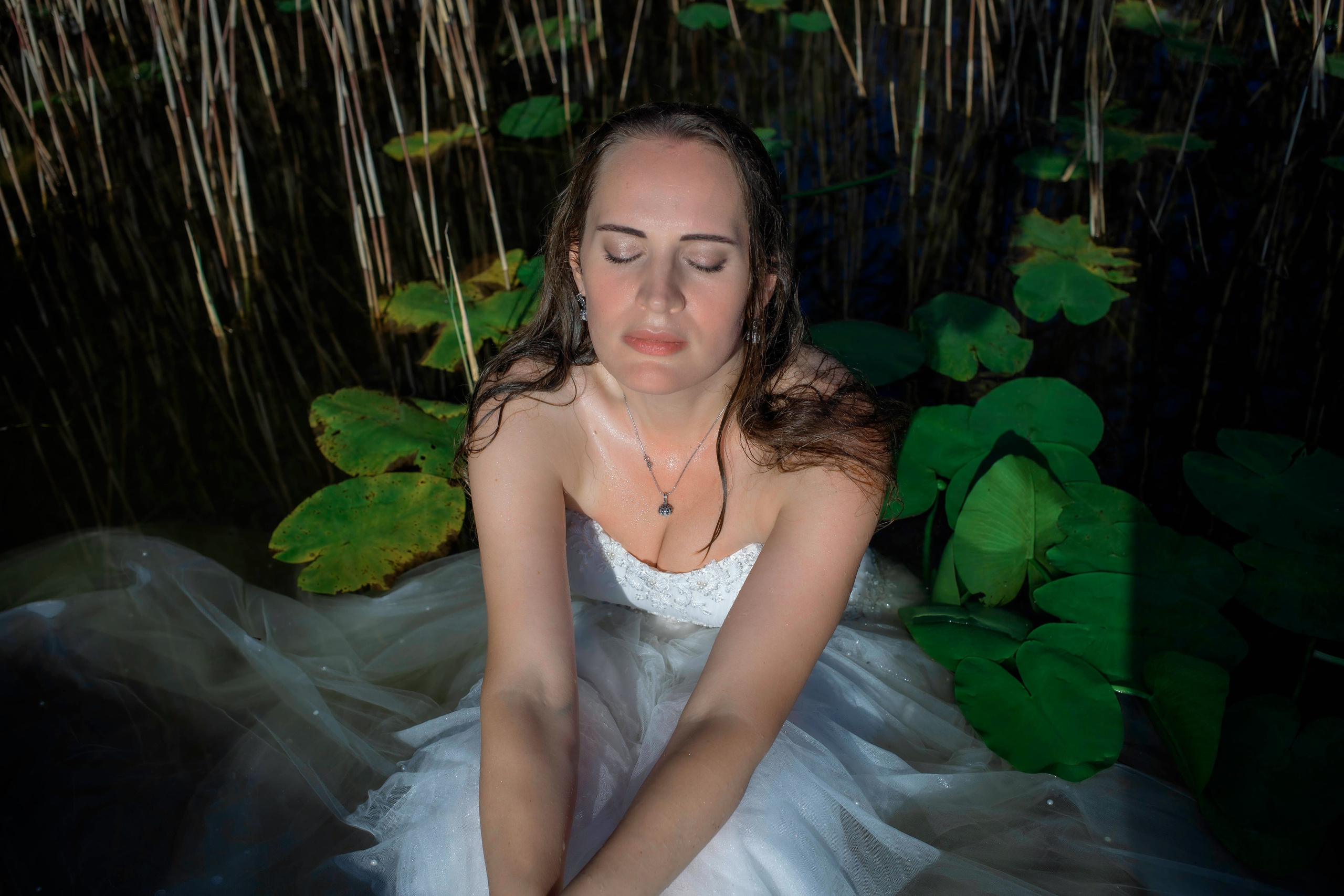 Вторая жизнь свадебного платья: фотосессия на озере под Санкт-Петербургом. Портретные фотосессии, контент-съемки, репортаж