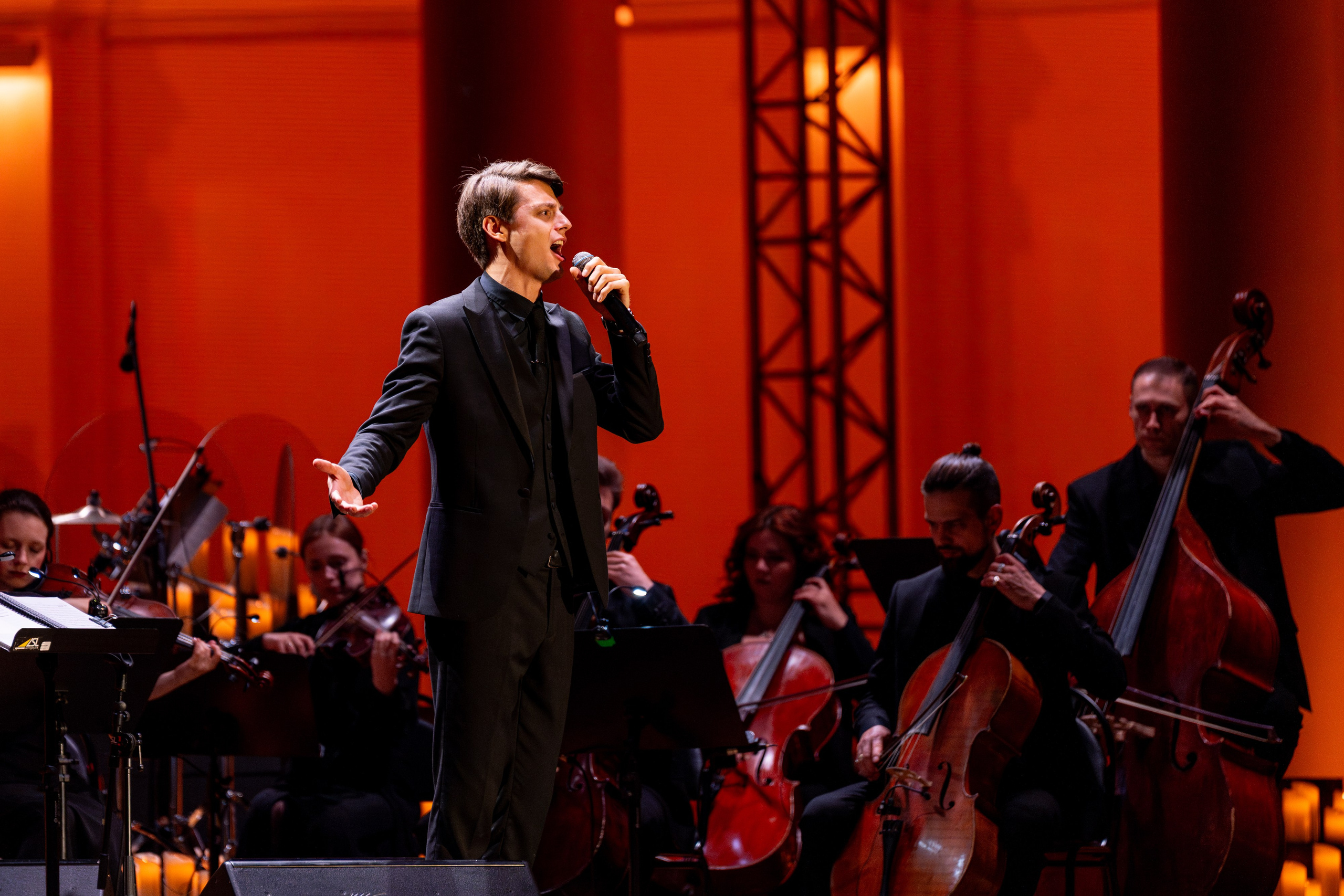 Симфонический оркестр Lumisfera при свечах. Фотограф Никита Комаров