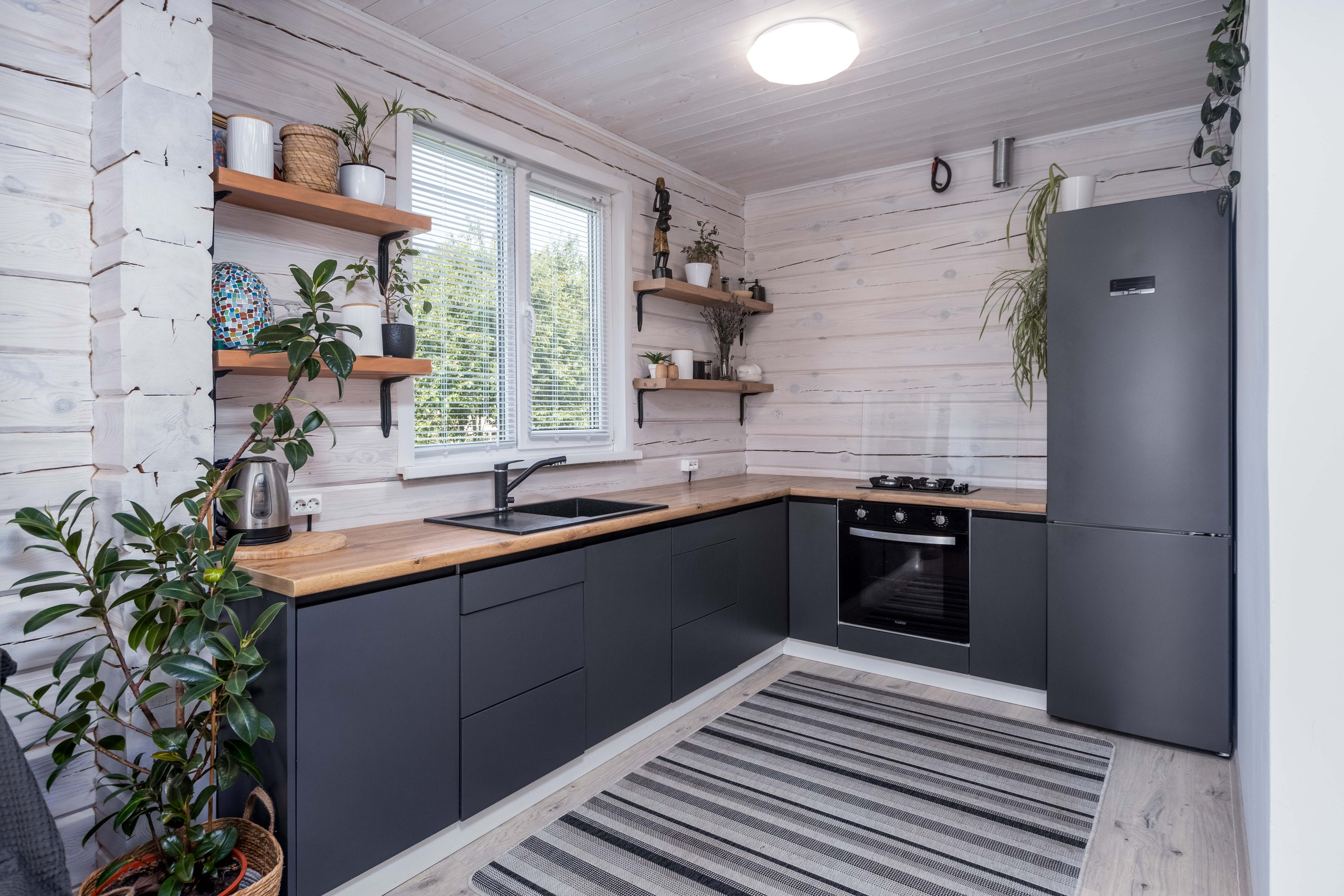 Интерьер зоны кухни в частном коттедже рядом с Минском