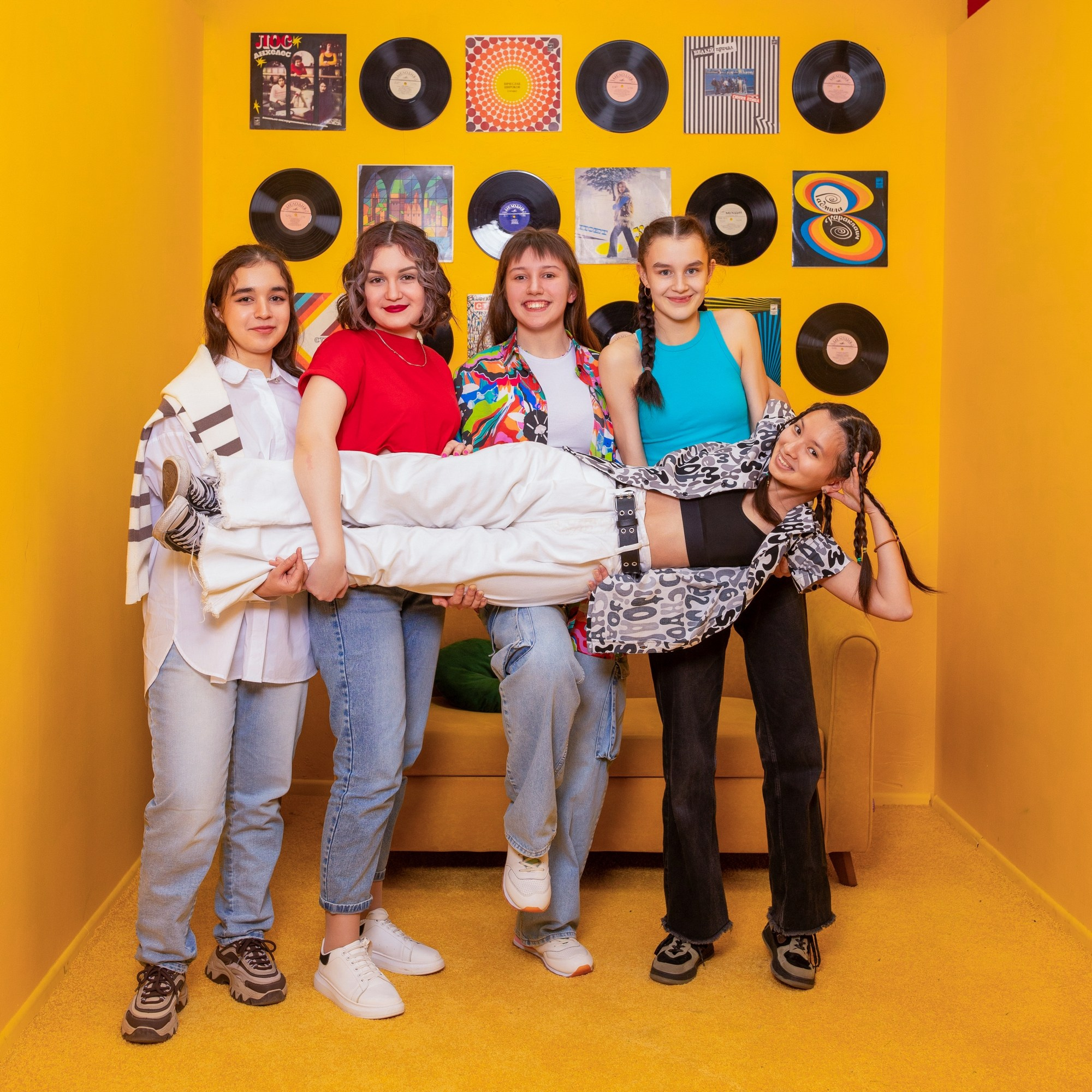 Фотосессия для выпускного альбома в студии: 72 школа 11б. СИГМА | Студия выпускных альбомов Красноярск