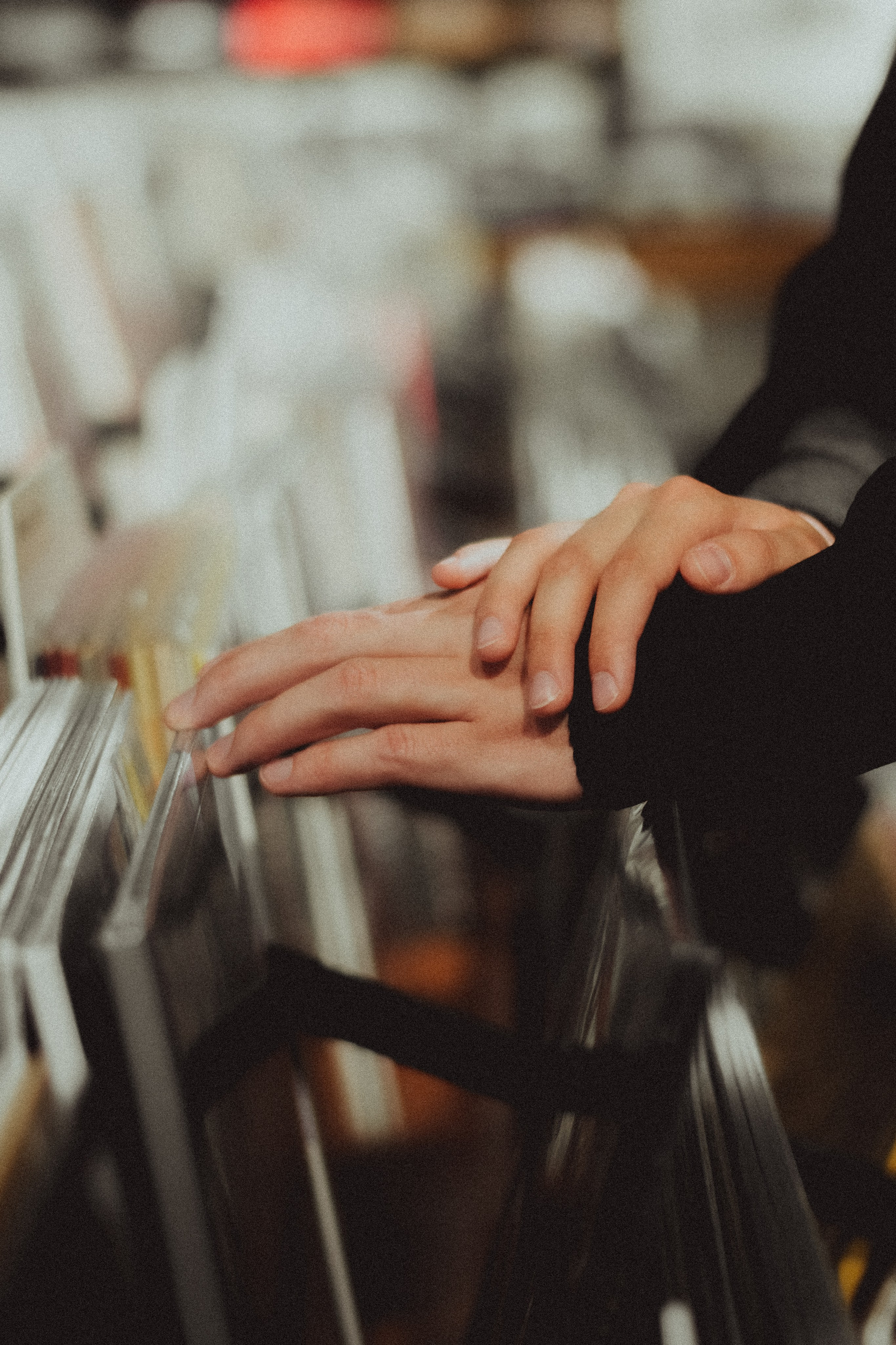 Парная ретро фотосессия в магазине с виниловыми пластинками