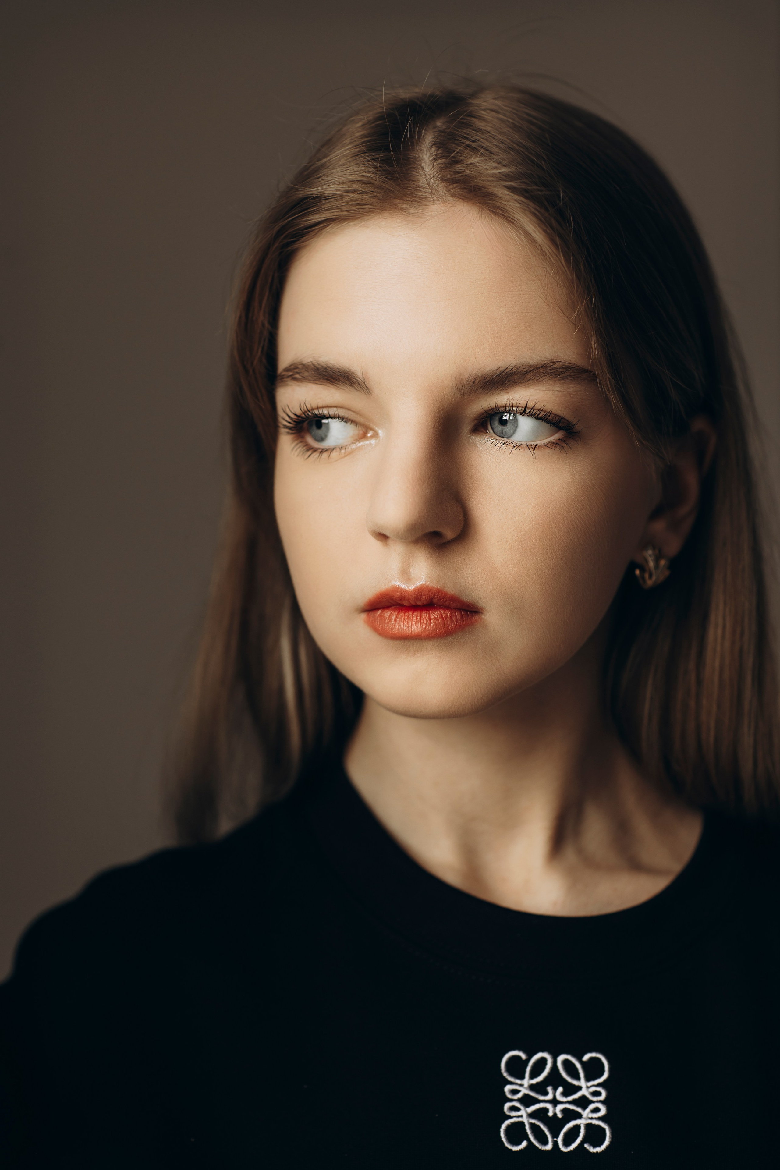 Крутой фотограф осенью: девушка и её автомобиль на фоне красивого природного пейзажа