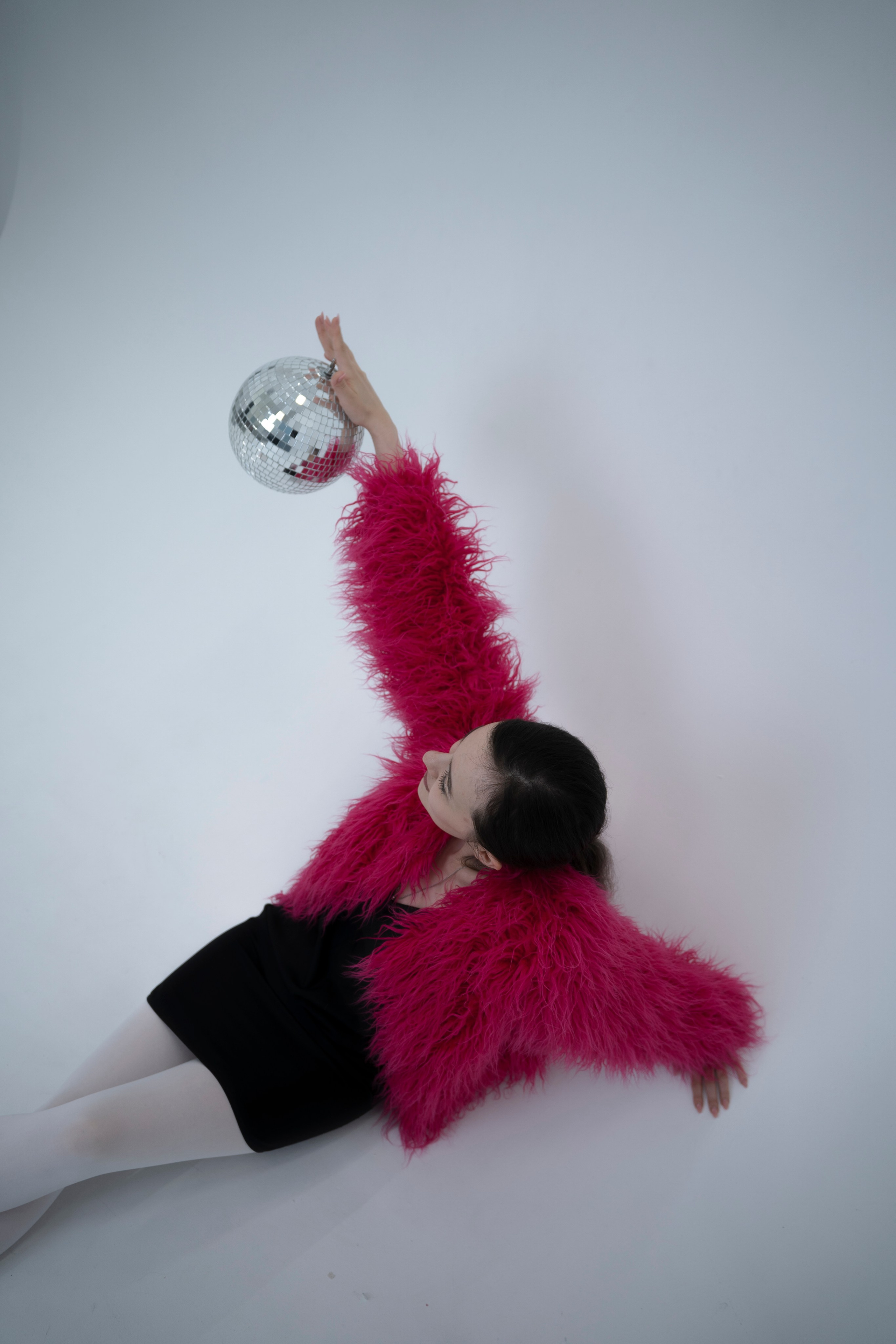 ДЕВОЧКА НА ШАРЕ. Главная