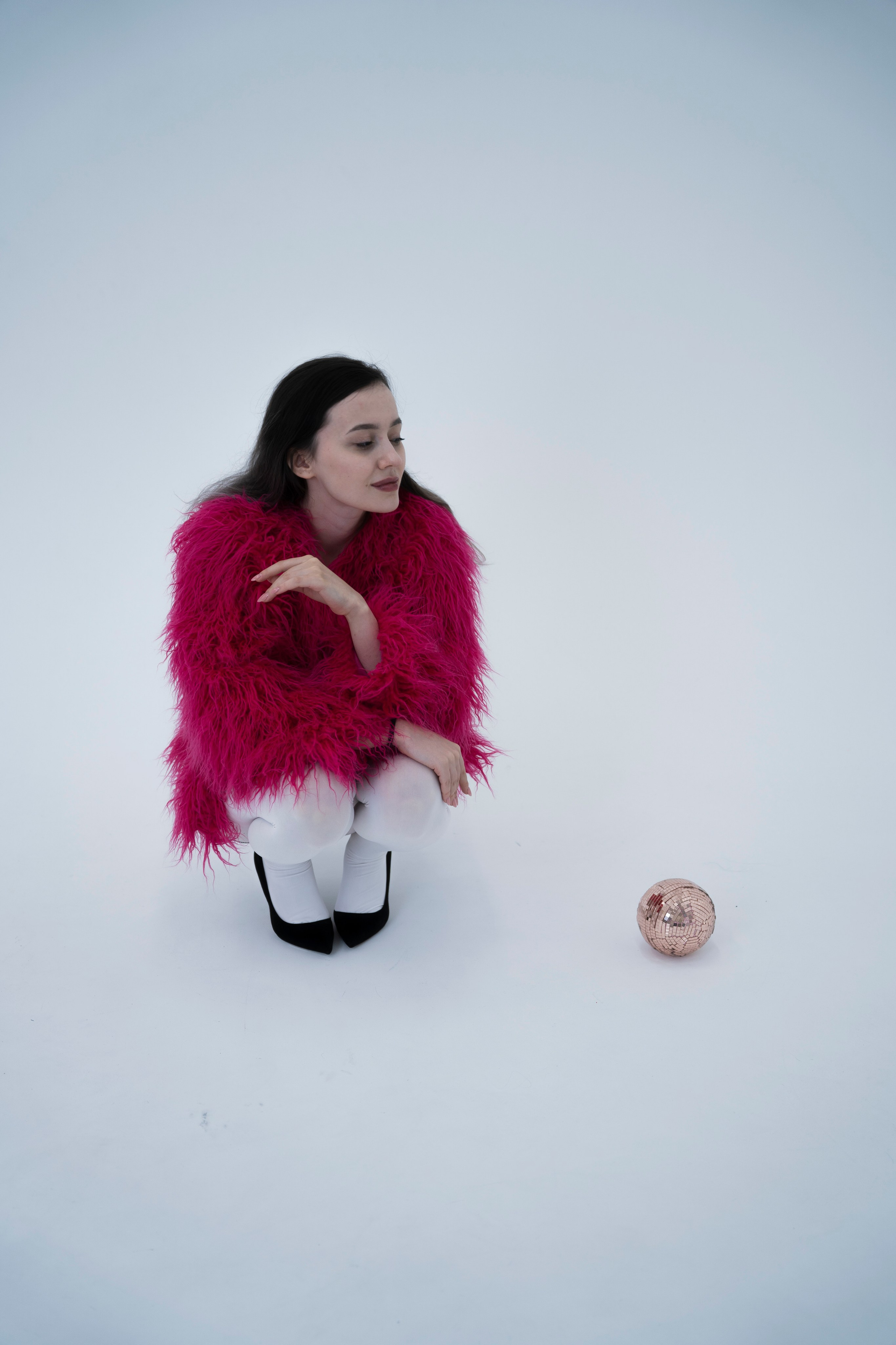 ДЕВОЧКА НА ШАРЕ. Главная