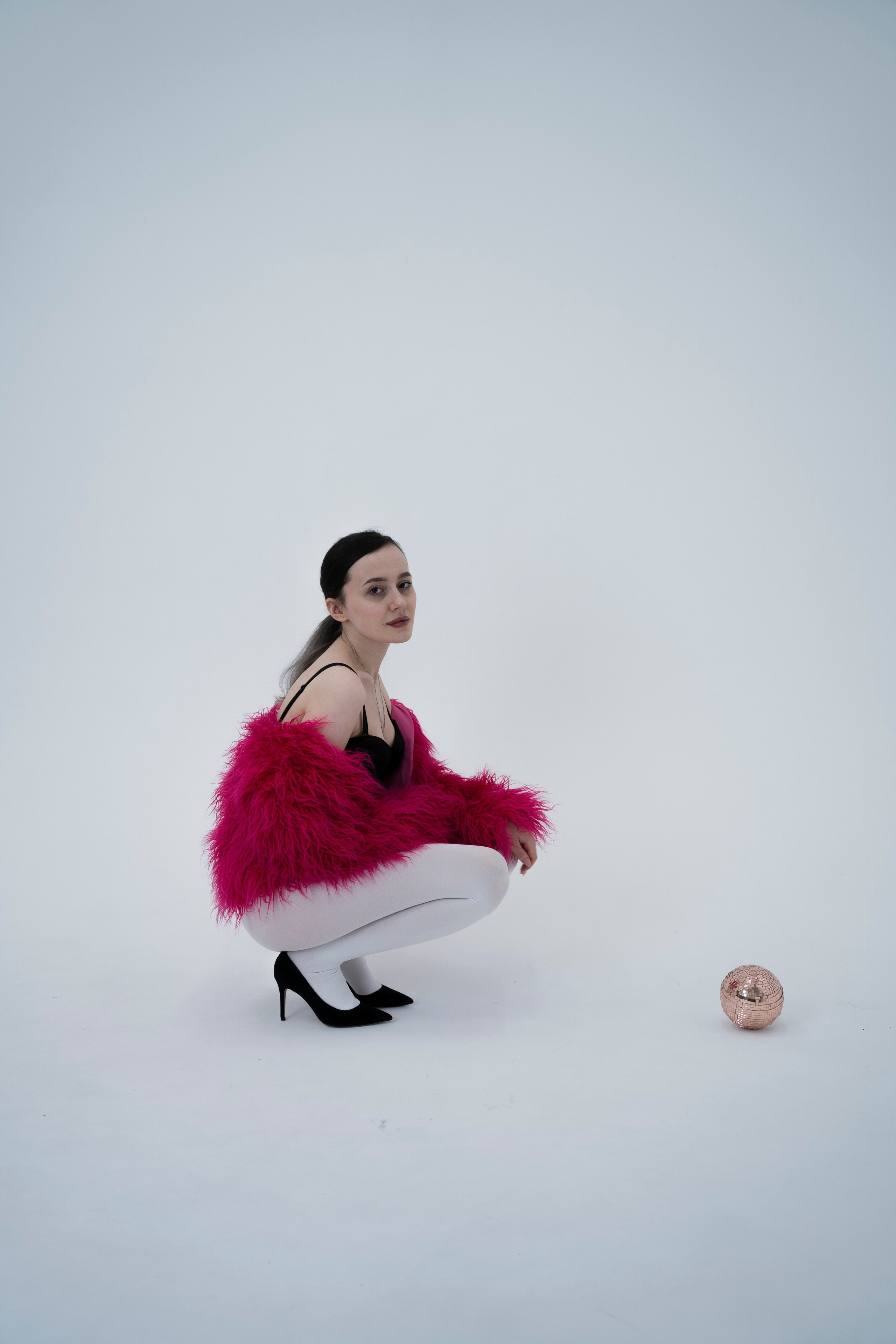 ДЕВОЧКА НА ШАРЕ. Главная