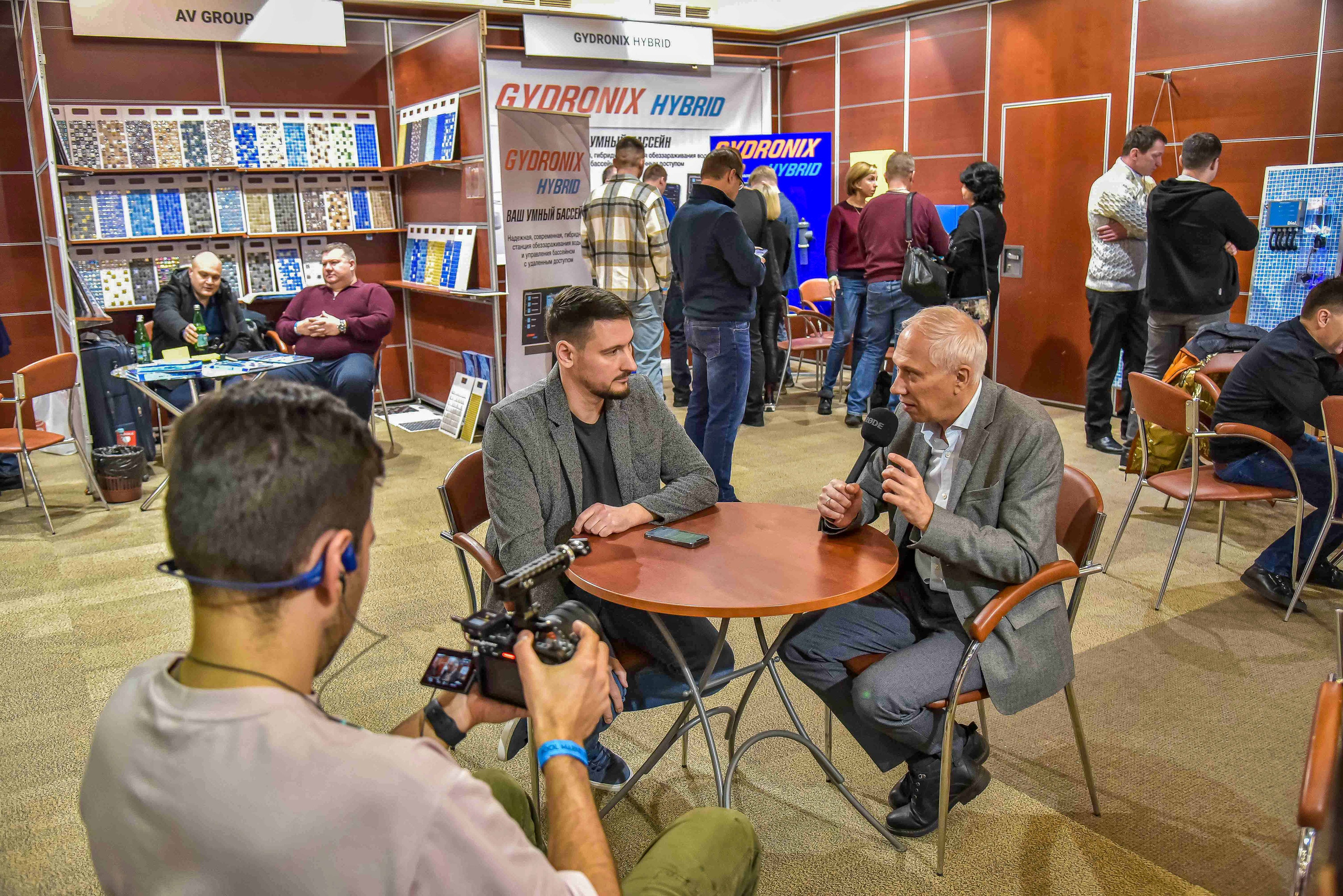 Выступление спикера на выставке в Москве, репортажная фотосъемка мероприятия передает атмосферу мероприятия.