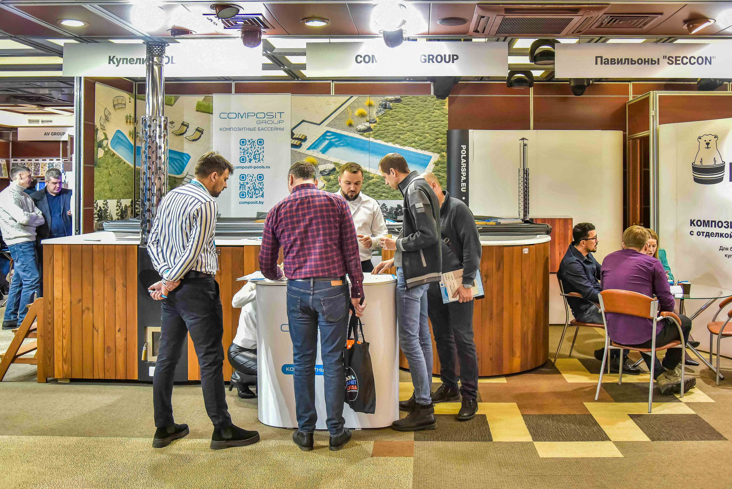 Выступление спикера на выставке в Москве, репортажная фотосъемка мероприятия передает атмосферу мероприятия.