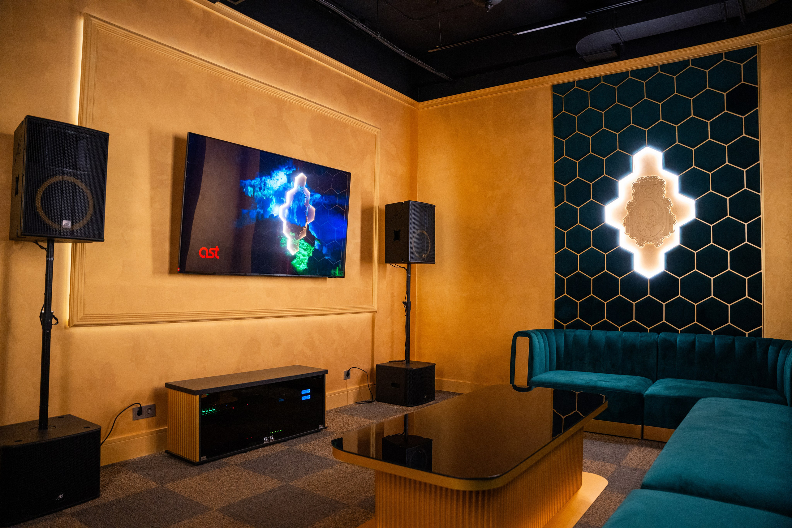 Фотосъемка интерьера стриптиз-клуба Hefner — элитный клуб Краснодара. Интерьерная фотосъемка клуба Hefner в Краснодаре — профессионально. Шедевры для Вас! Фотограф и Видеограф в Краснодаре Пахиев Руслан