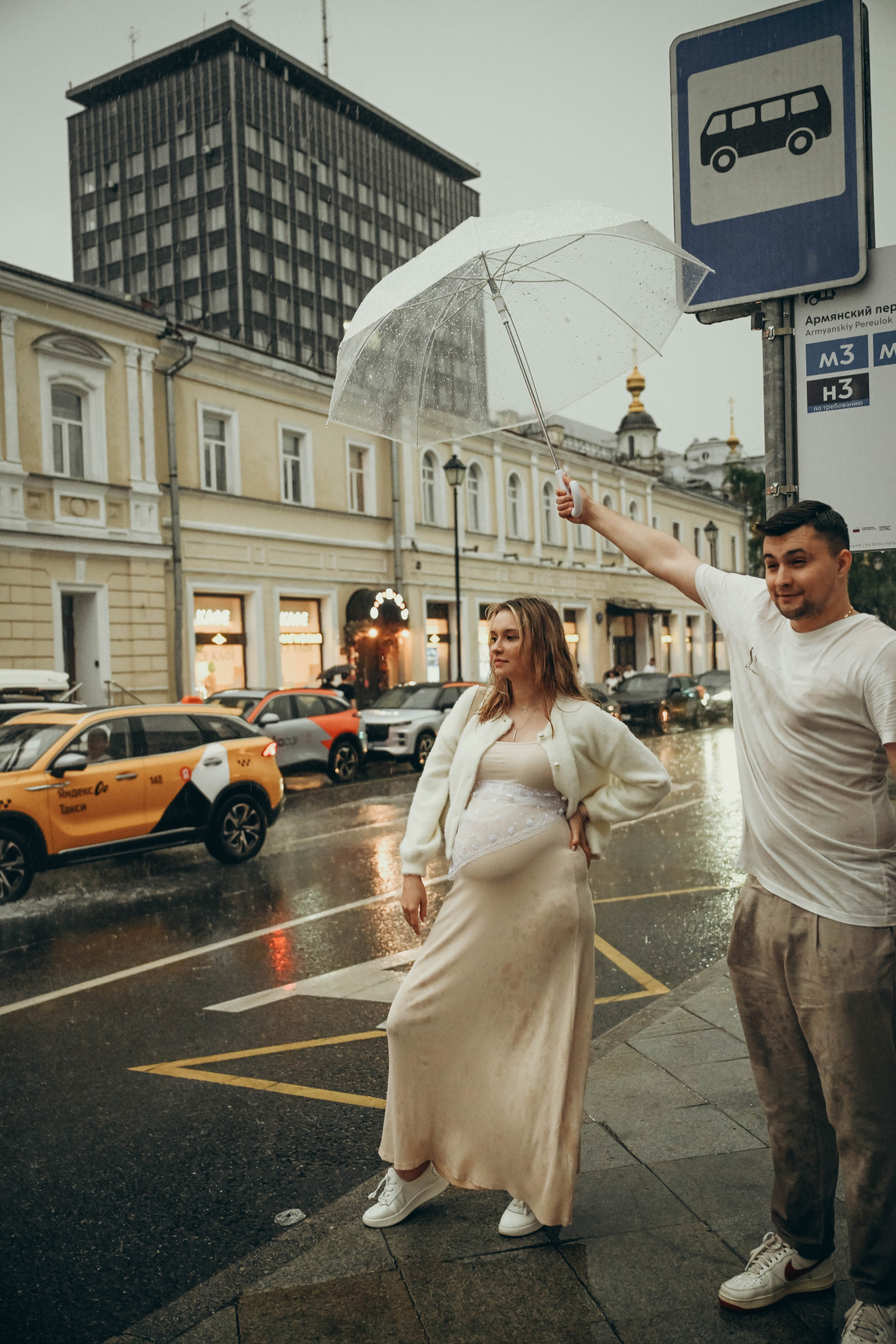Даша и Леша прогулка в ожидании под дождем. Семейный фотограф Москва-Воронеж Ирина Вронская