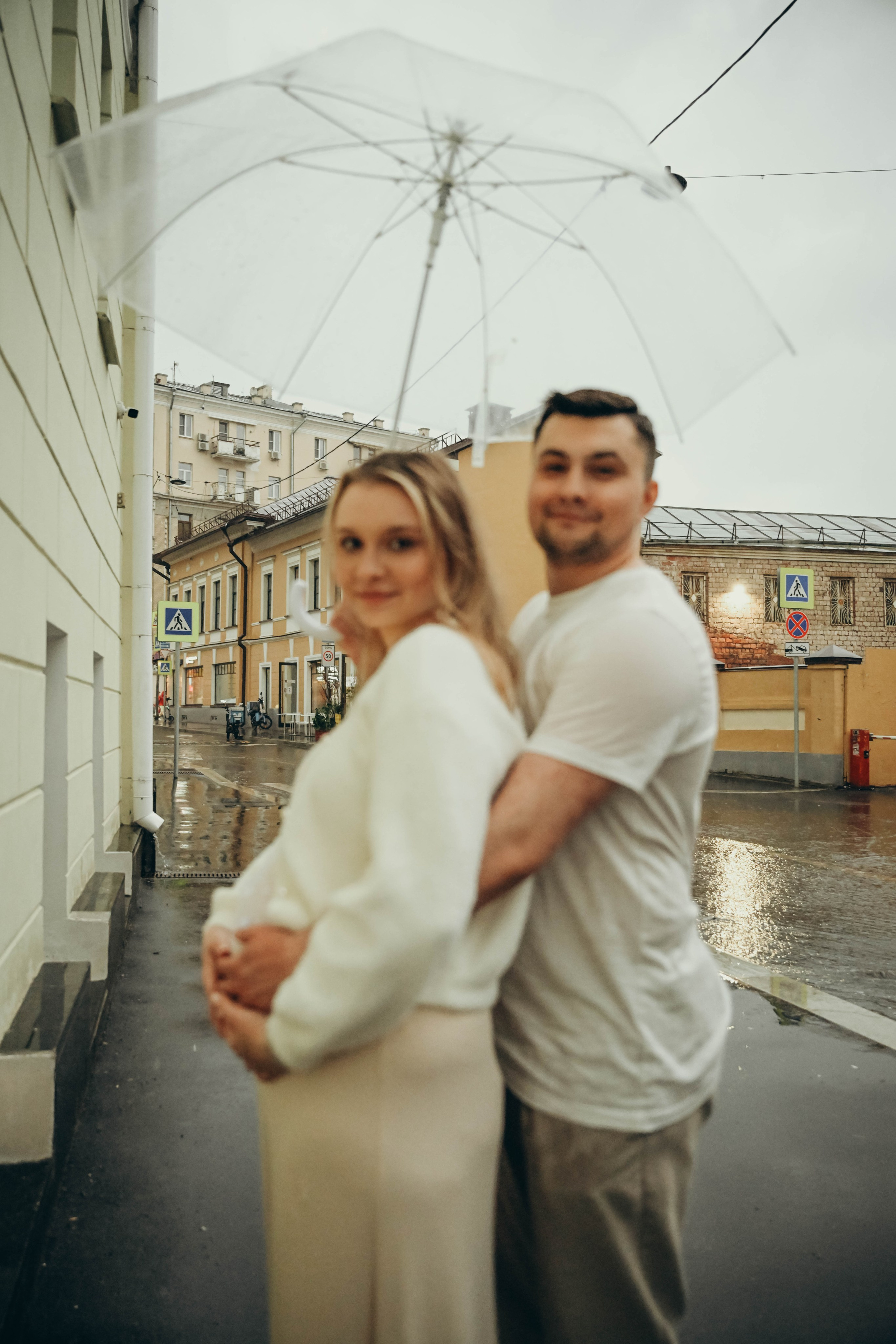 Даша и Леша прогулка в ожидании под дождем. Семейный фотограф Москва-Воронеж Ирина Вронская