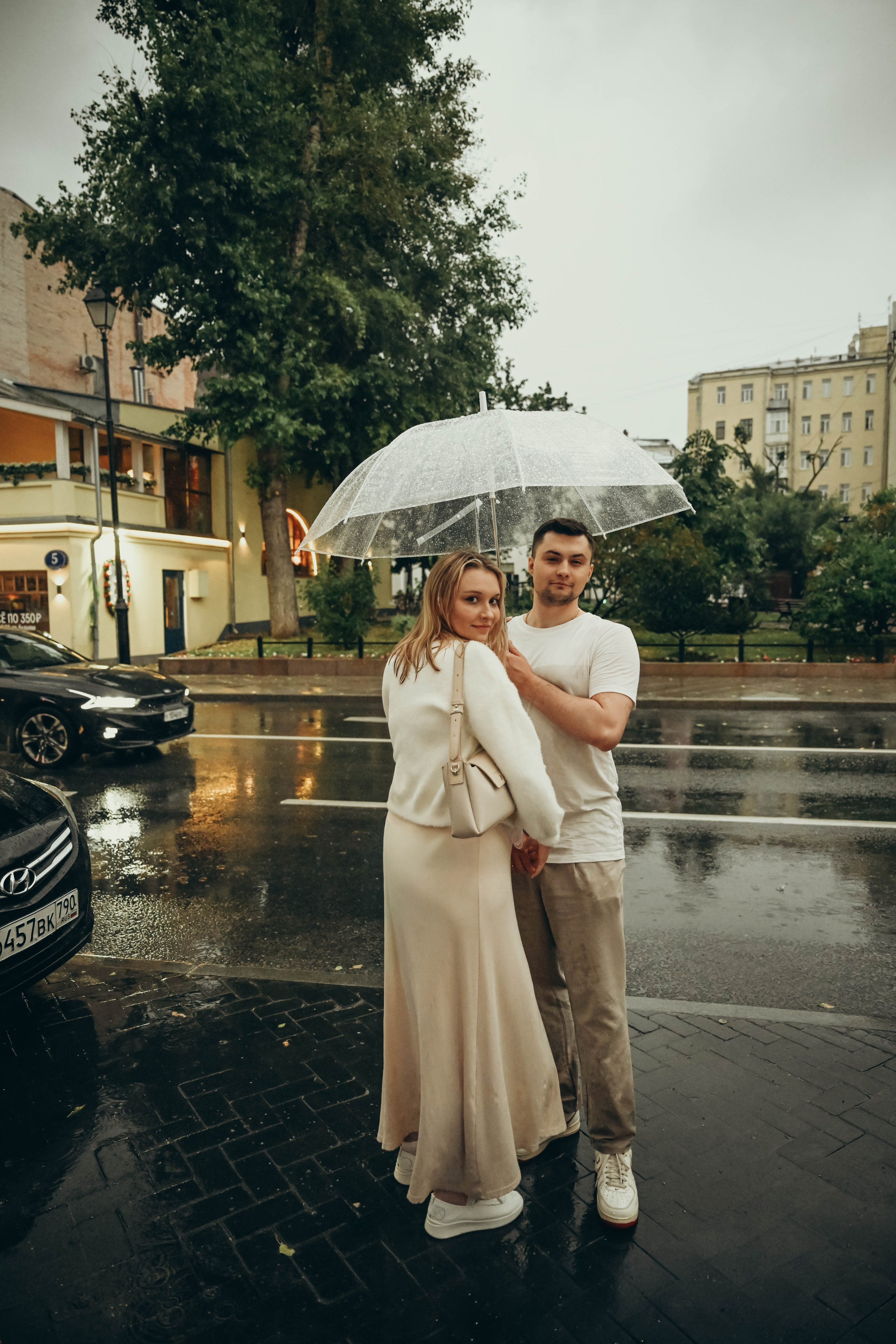 Даша и Леша прогулка в ожидании под дождем. Семейный фотограф Москва-Воронеж Ирина Вронская