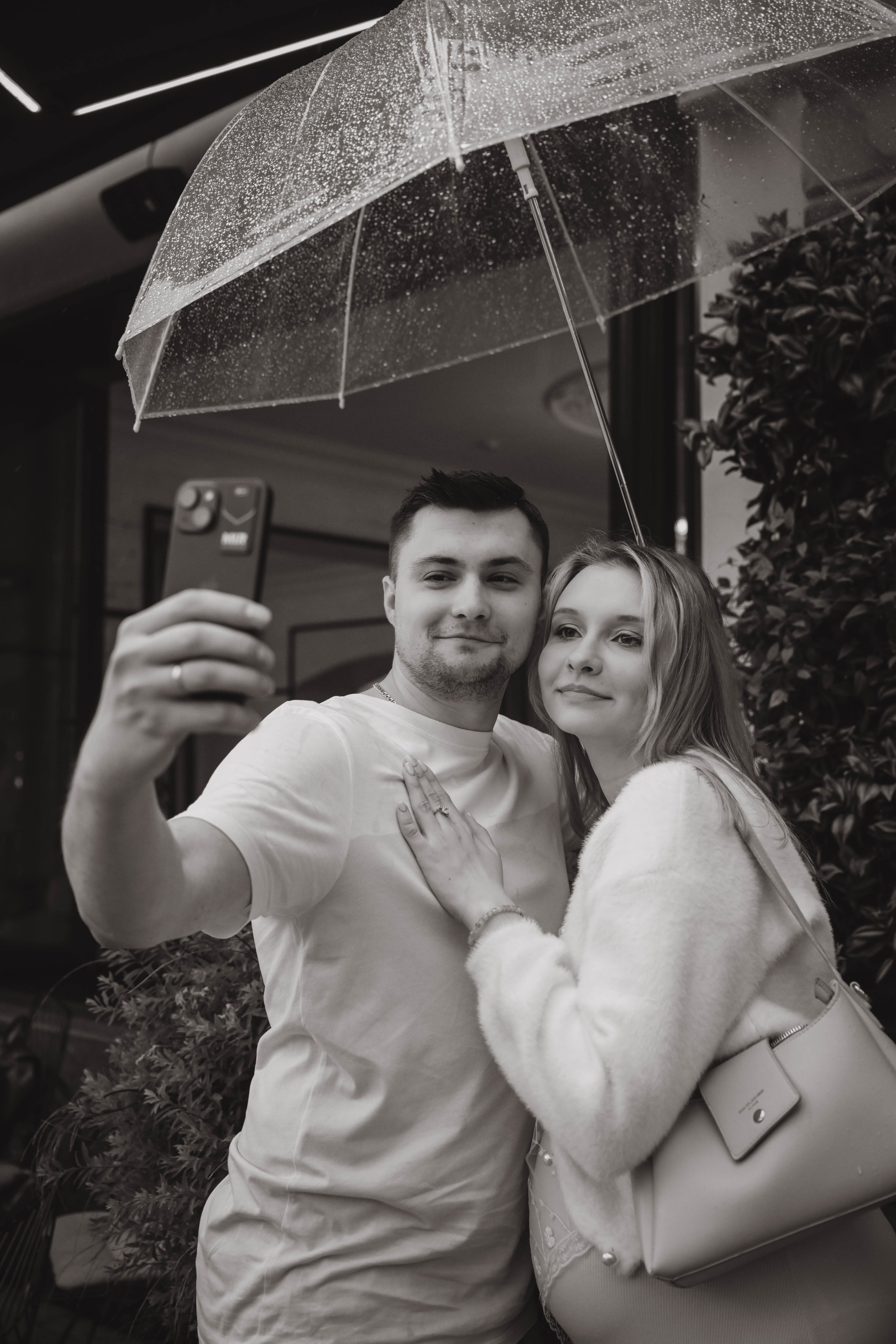 Даша и Леша прогулка в ожидании под дождем. Семейный фотограф Москва-Воронеж Ирина Вронская