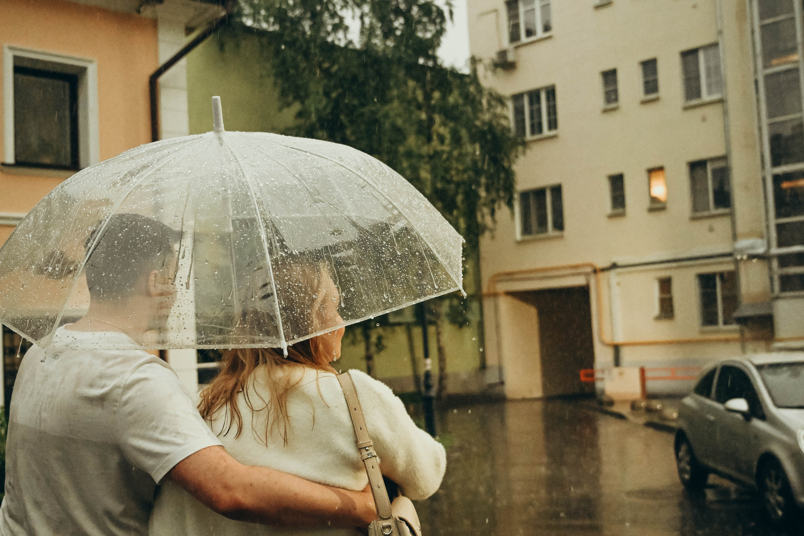 Даша и Леша прогулка в ожидании под дождем. Семейный фотограф Москва-Воронеж Ирина Вронская