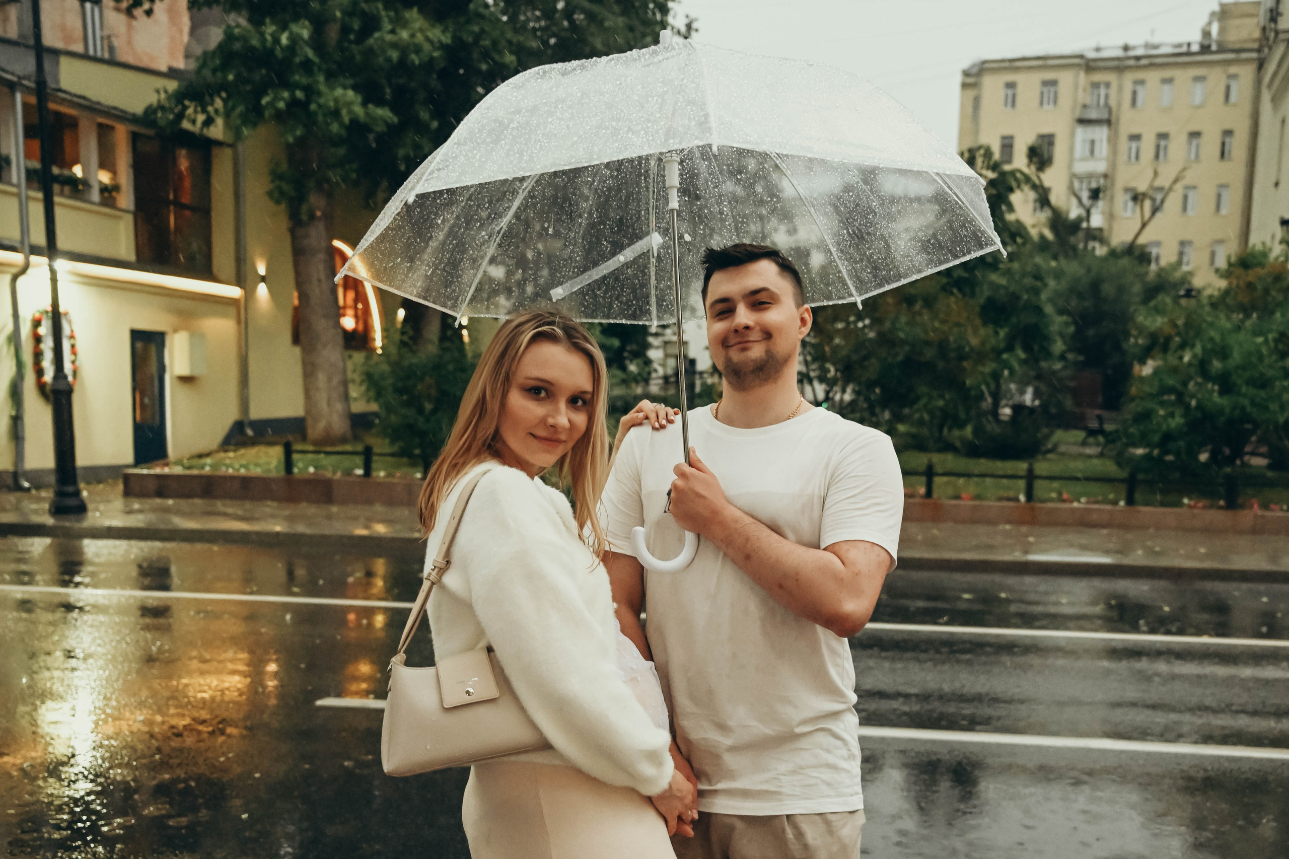 Даша и Леша прогулка в ожидании под дождем. Семейный фотограф Москва-Воронеж Ирина Вронская