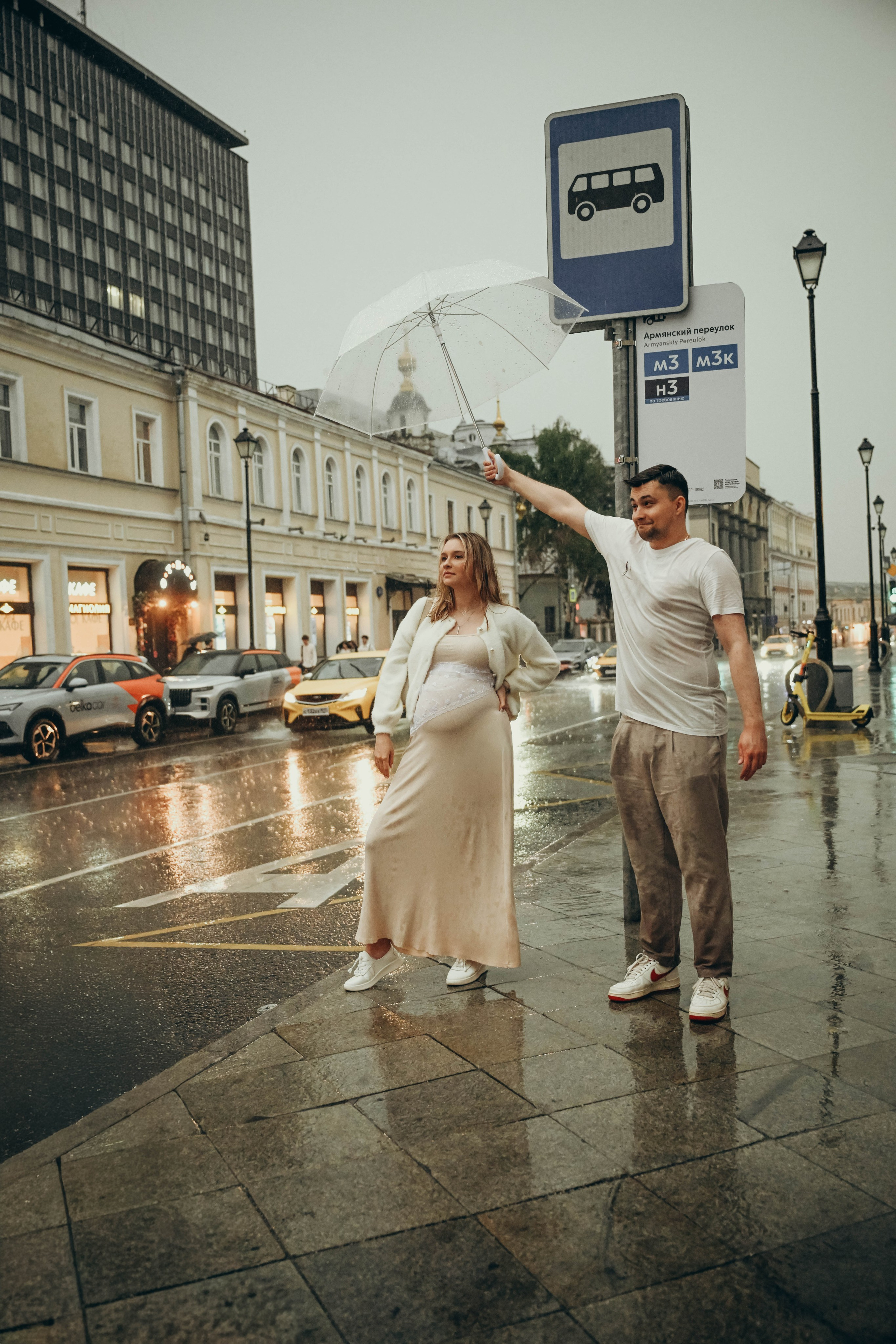 Даша и Леша прогулка в ожидании под дождем. Семейный фотограф Москва-Воронеж Ирина Вронская