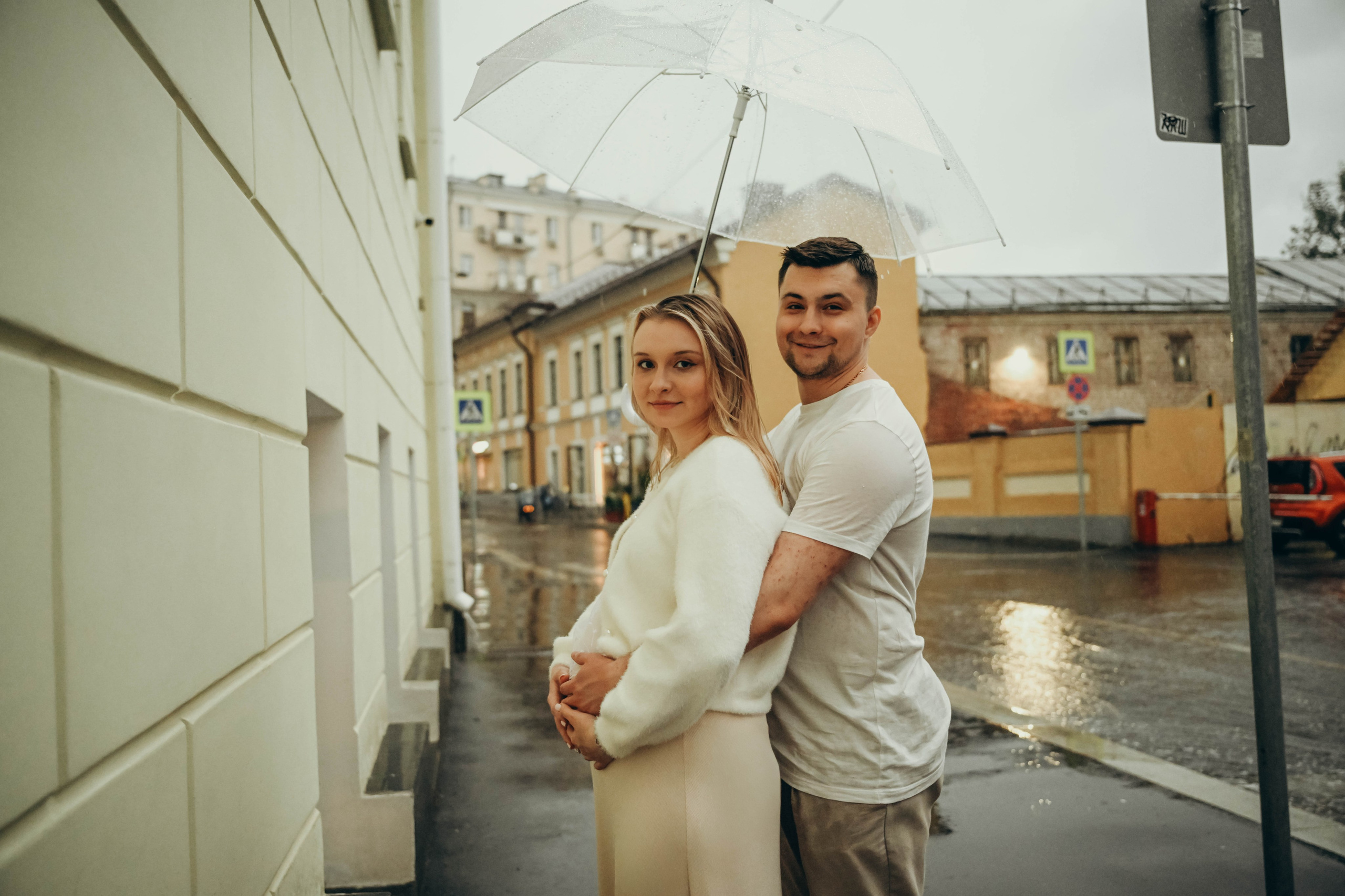 Даша и Леша прогулка в ожидании под дождем. Семейный фотограф Москва-Воронеж Ирина Вронская
